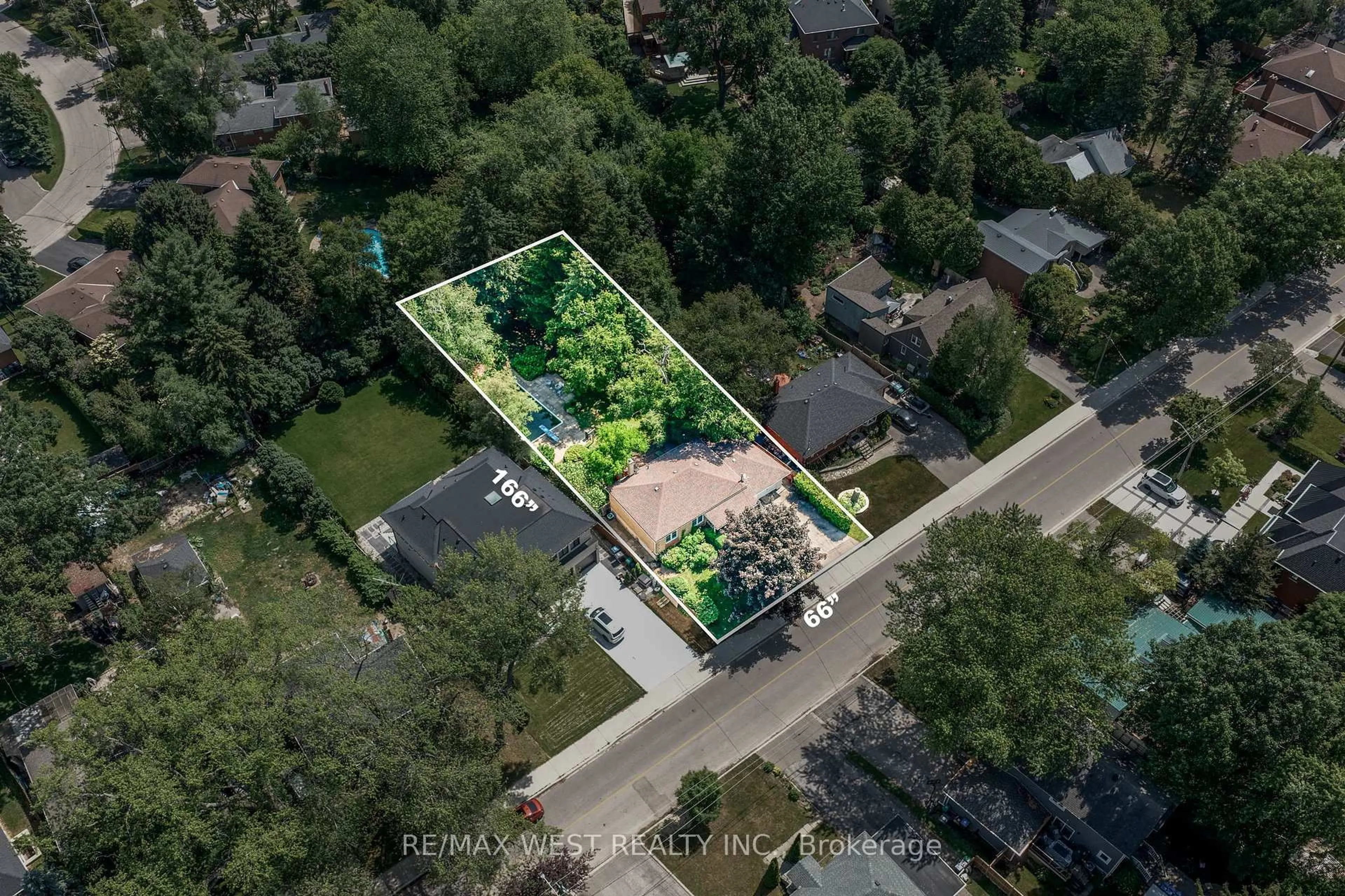 A pic from outside/outdoor area/front of a property/back of a property/a pic from drone, street for 1569 Kenmuir Ave, Mississauga Ontario L5G 4B6