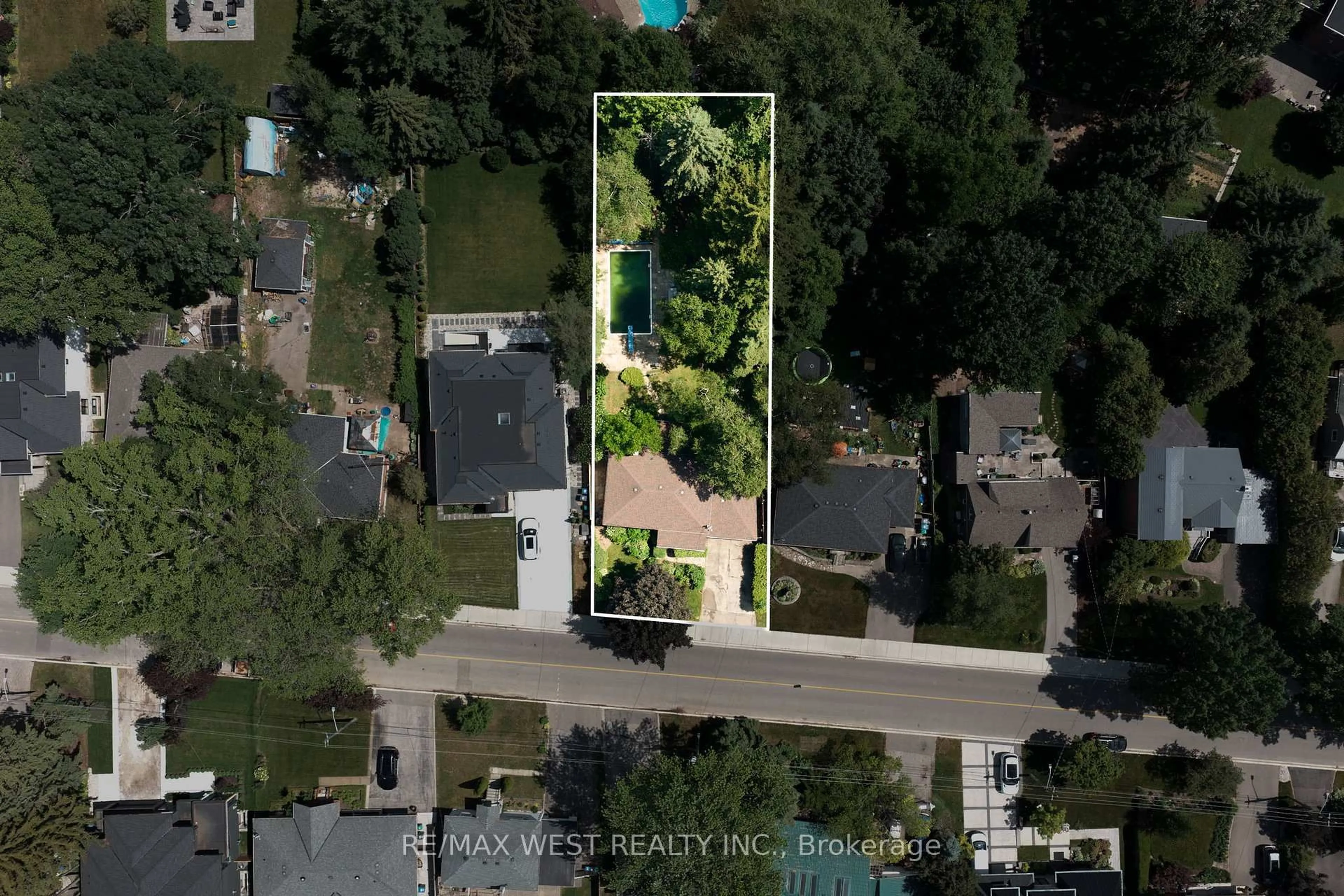 A pic from outside/outdoor area/front of a property/back of a property/a pic from drone, street for 1569 Kenmuir Ave, Mississauga Ontario L5G 4B6