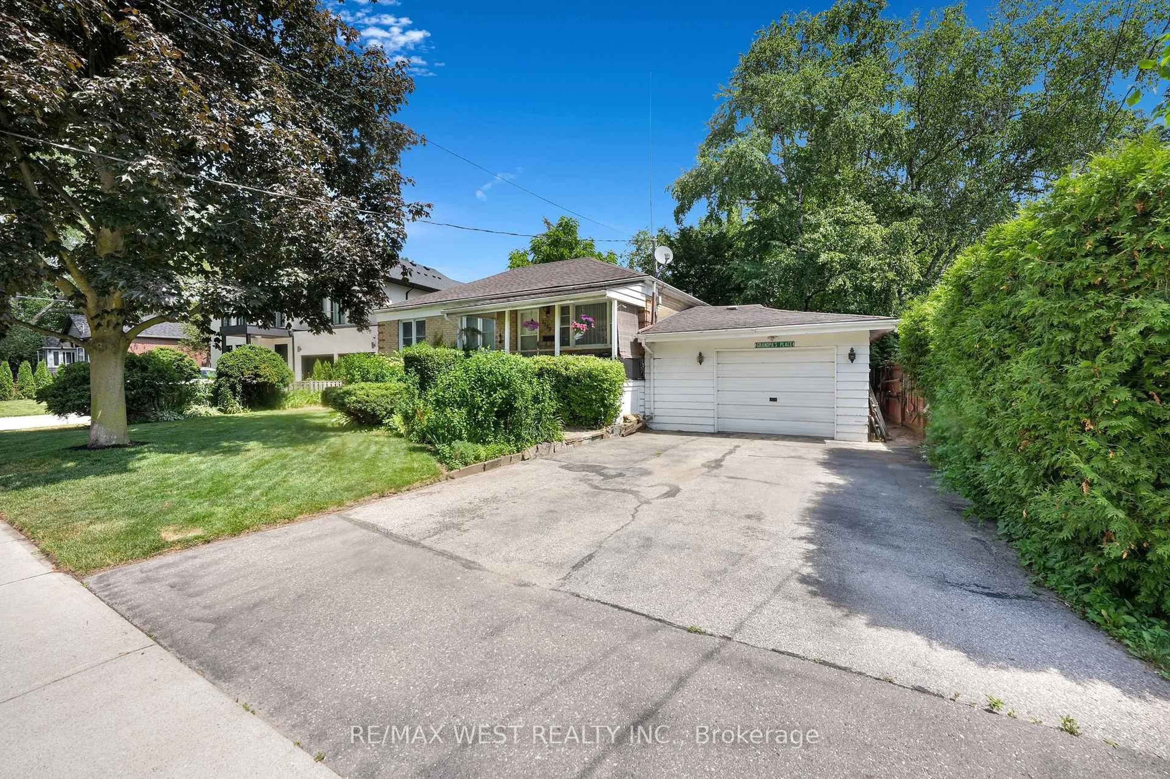 Unknown for 1569 Kenmuir Ave, Mississauga Ontario L5G 4B6