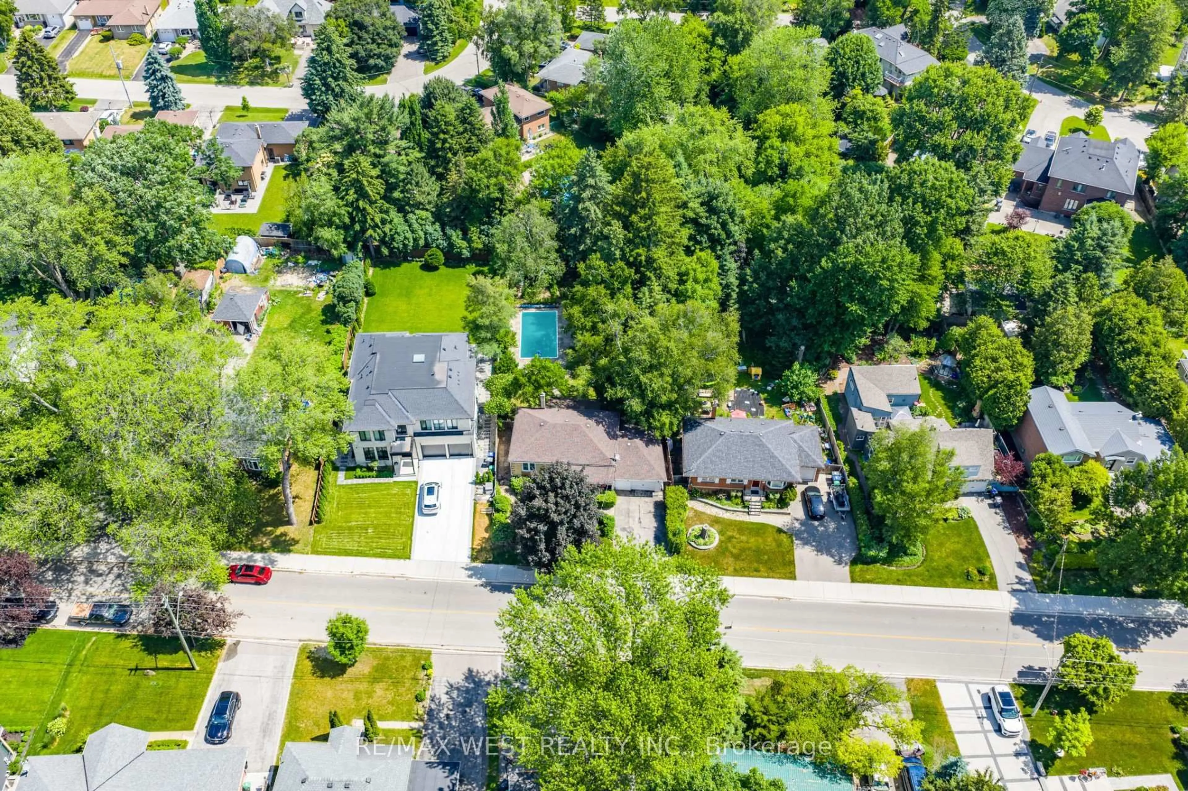 A pic from outside/outdoor area/front of a property/back of a property/a pic from drone, street for 1569 Kenmuir Ave, Mississauga Ontario L5G 4B6