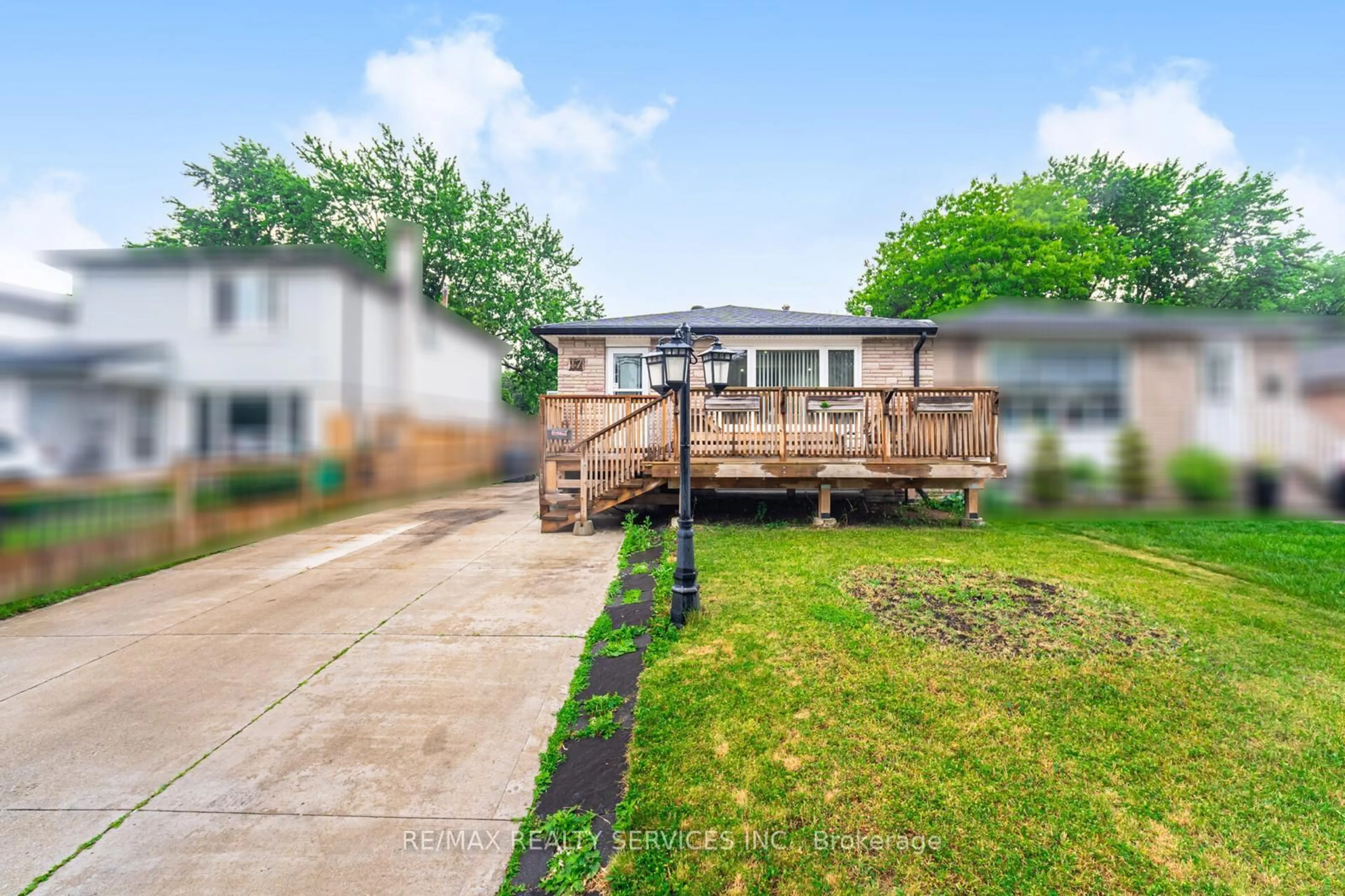 A pic from outside/outdoor area/front of a property/back of a property/a pic from drone, street for 17 Garside Cres, Brampton Ontario L6S 1H5