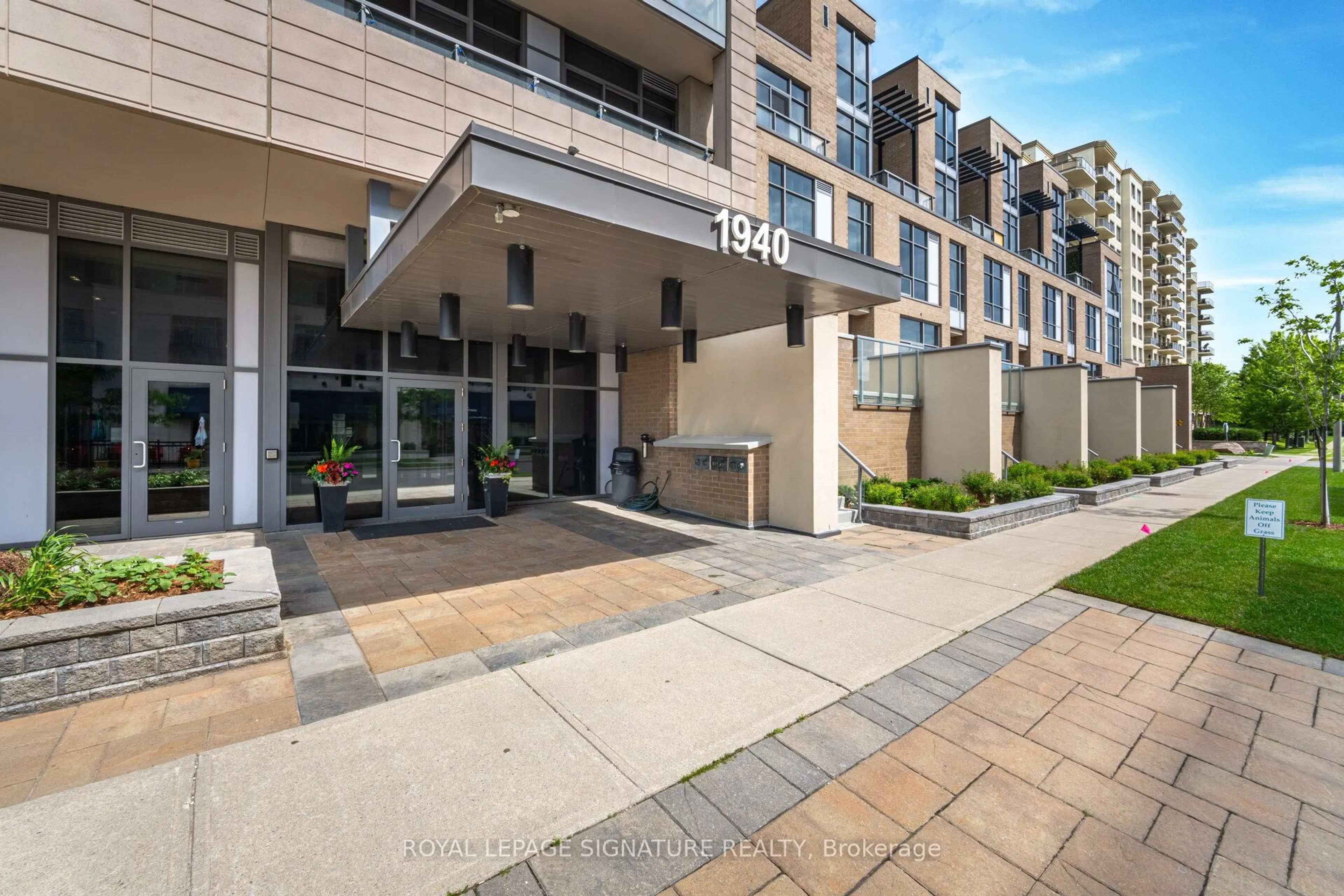 Patio, street for 1940 Ironstone Dr #222, Burlington Ontario L7L 0E4