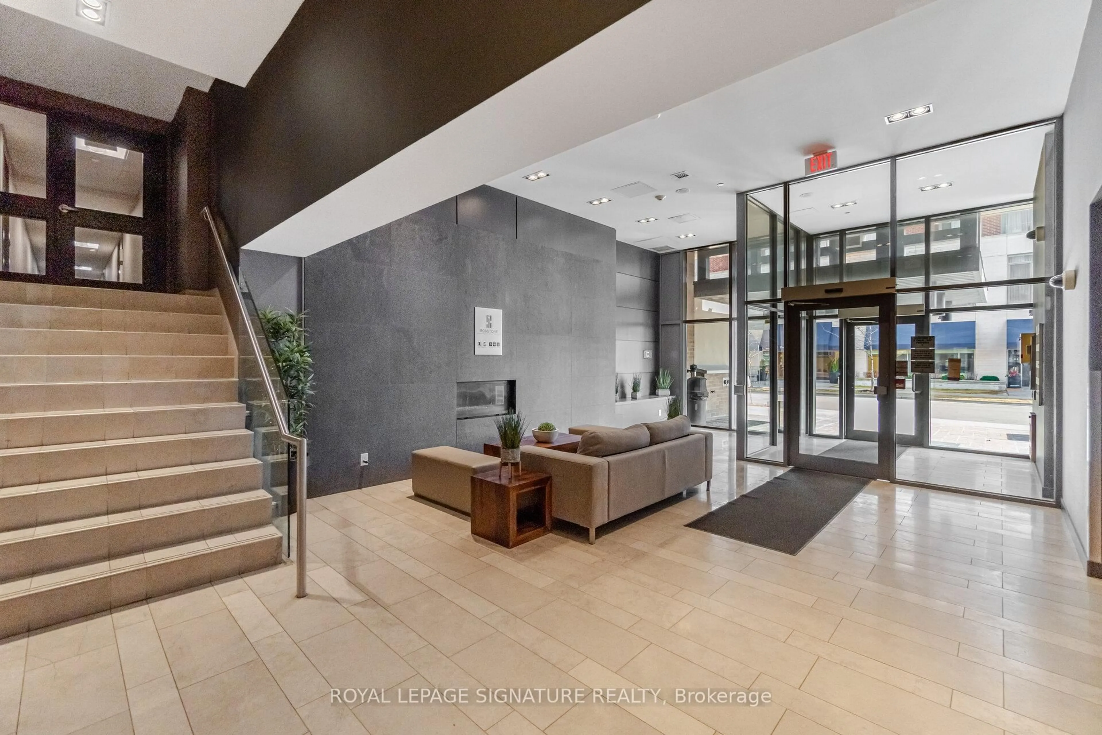 Indoor foyer for 1940 Ironstone Dr #222, Burlington Ontario L7L 0E4