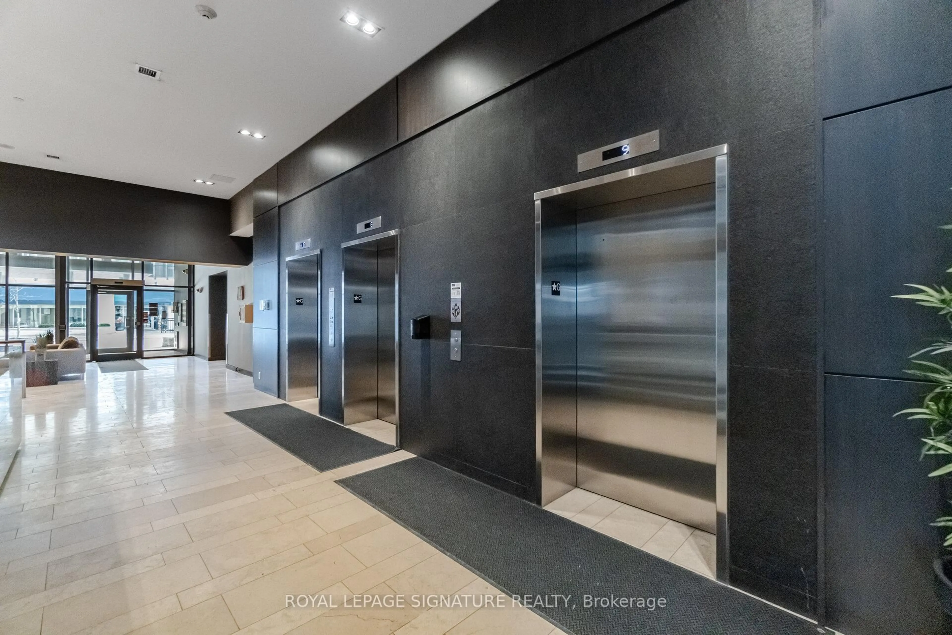 Indoor foyer for 1940 Ironstone Dr #222, Burlington Ontario L7L 0E4