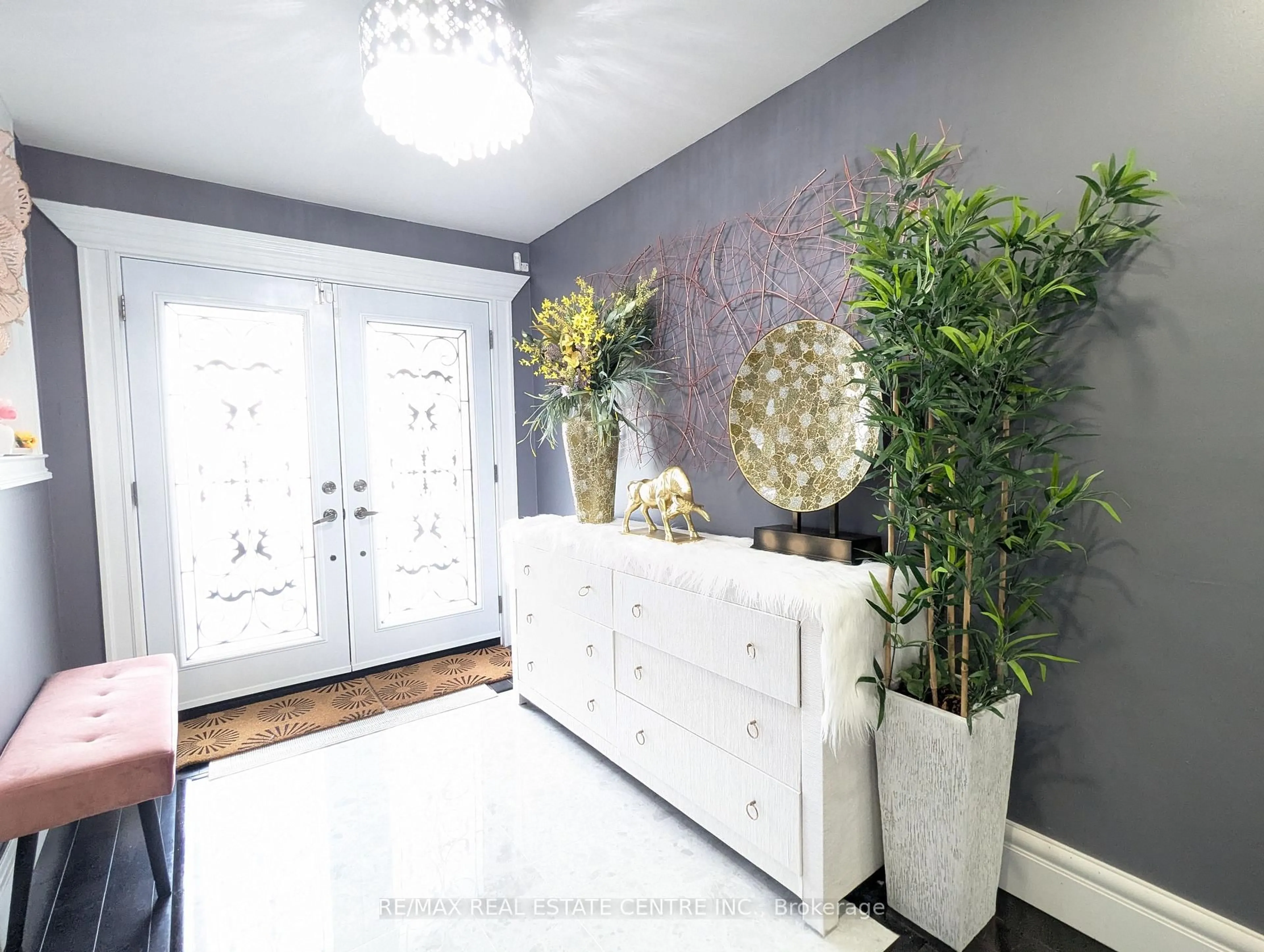 Indoor entryway for 1 Brydon Cres, Brampton Ontario L6X 3H5