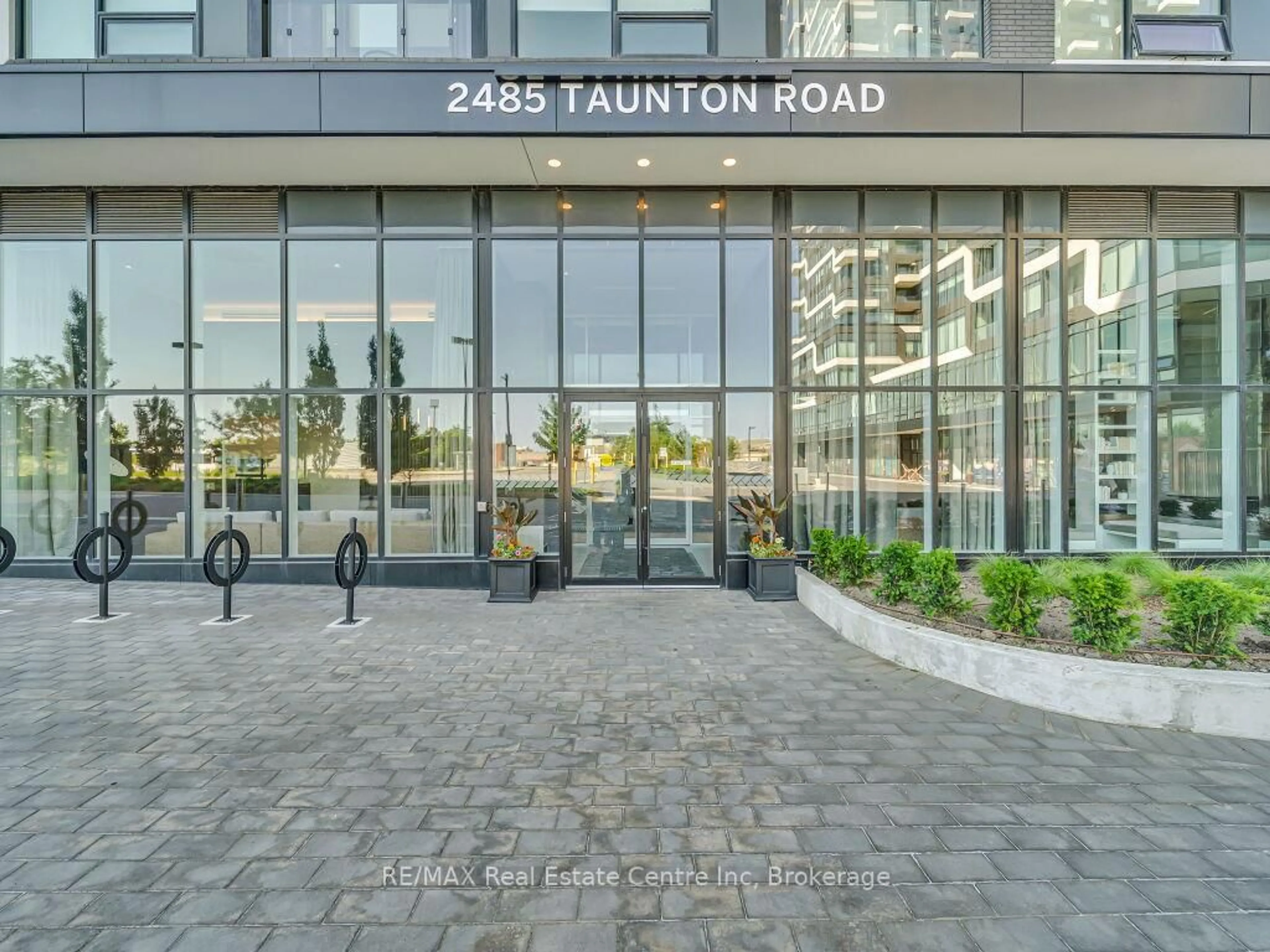 Indoor foyer for 2485 Taunton Rd #427, Oakville Ontario L6H 3R8