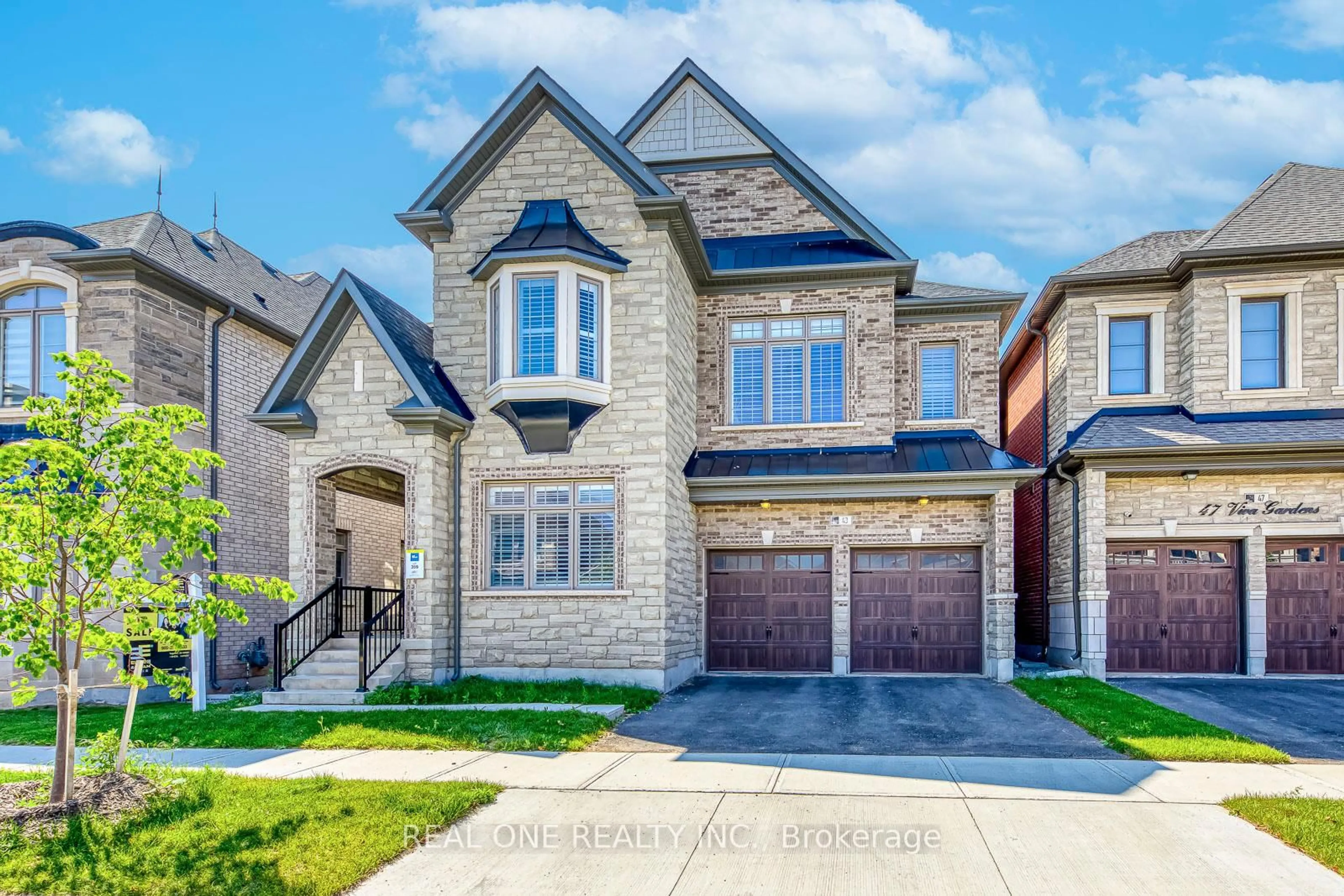 Home with brick exterior material, street for 43 Viva Gdns, Oakville Ontario L6H 0Z1