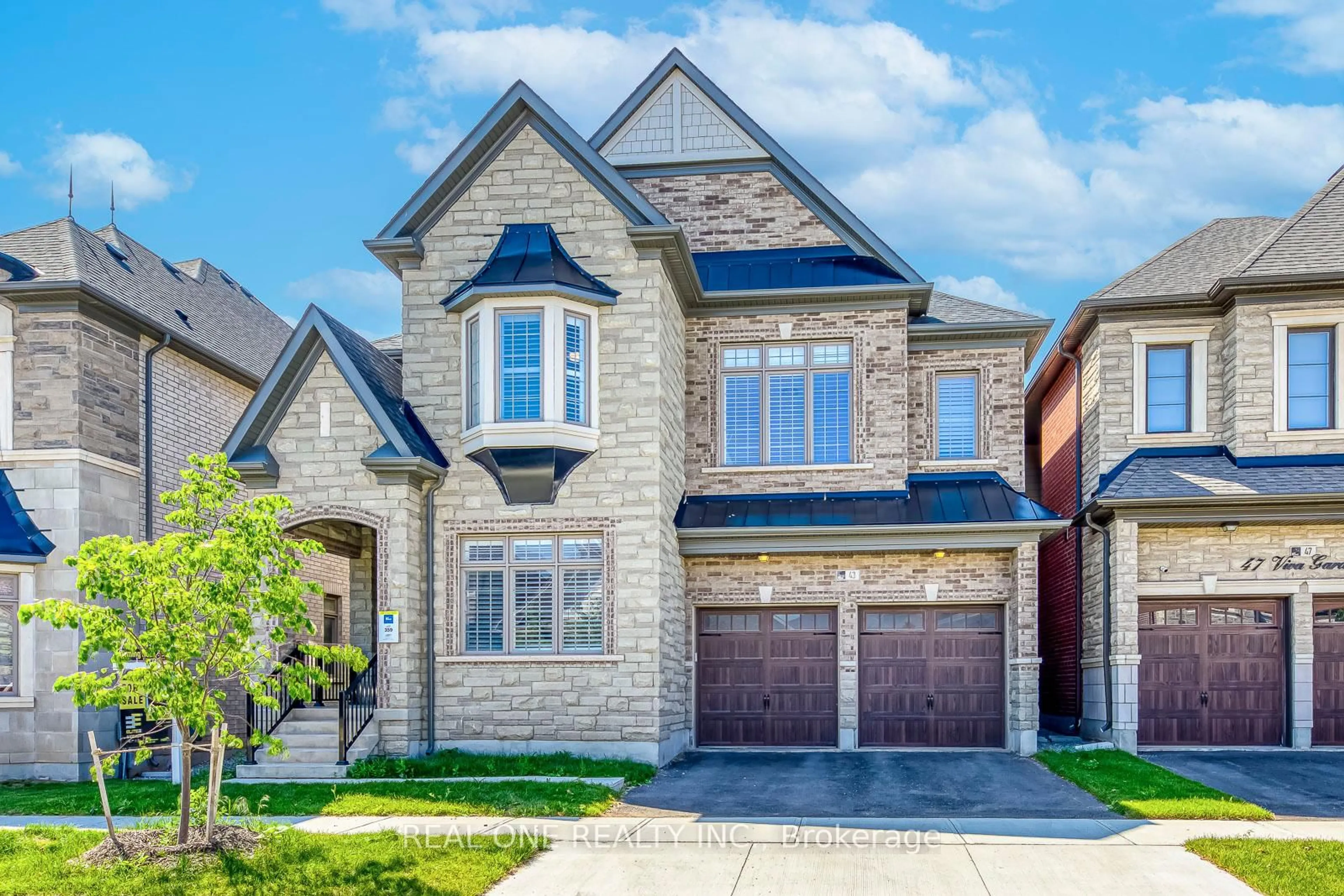 Home with brick exterior material, street for 43 Viva Gdns, Oakville Ontario L6H 0Z1