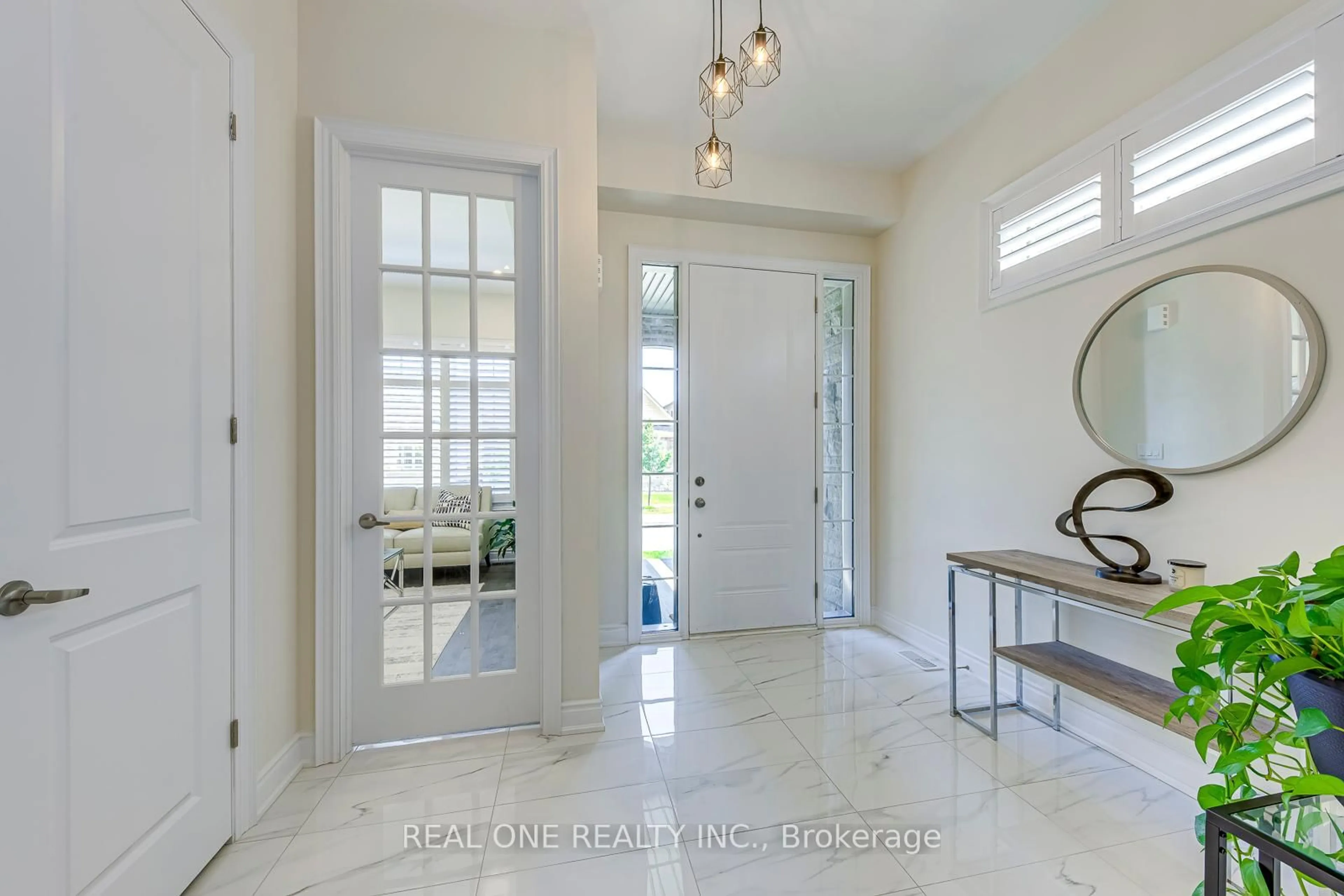 Indoor entryway for 43 Viva Gdns, Oakville Ontario L6H 0Z1