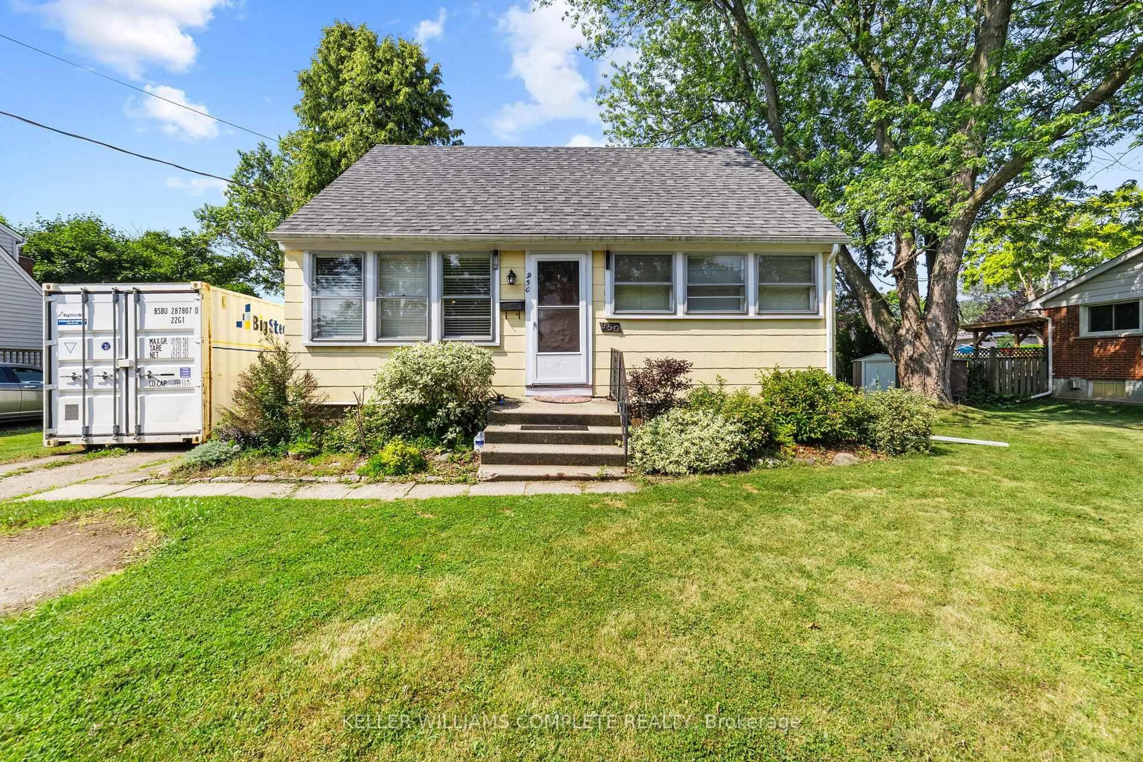 Home with vinyl exterior material, street for 950 Orpha St, Burlington Ontario L7R 3W6