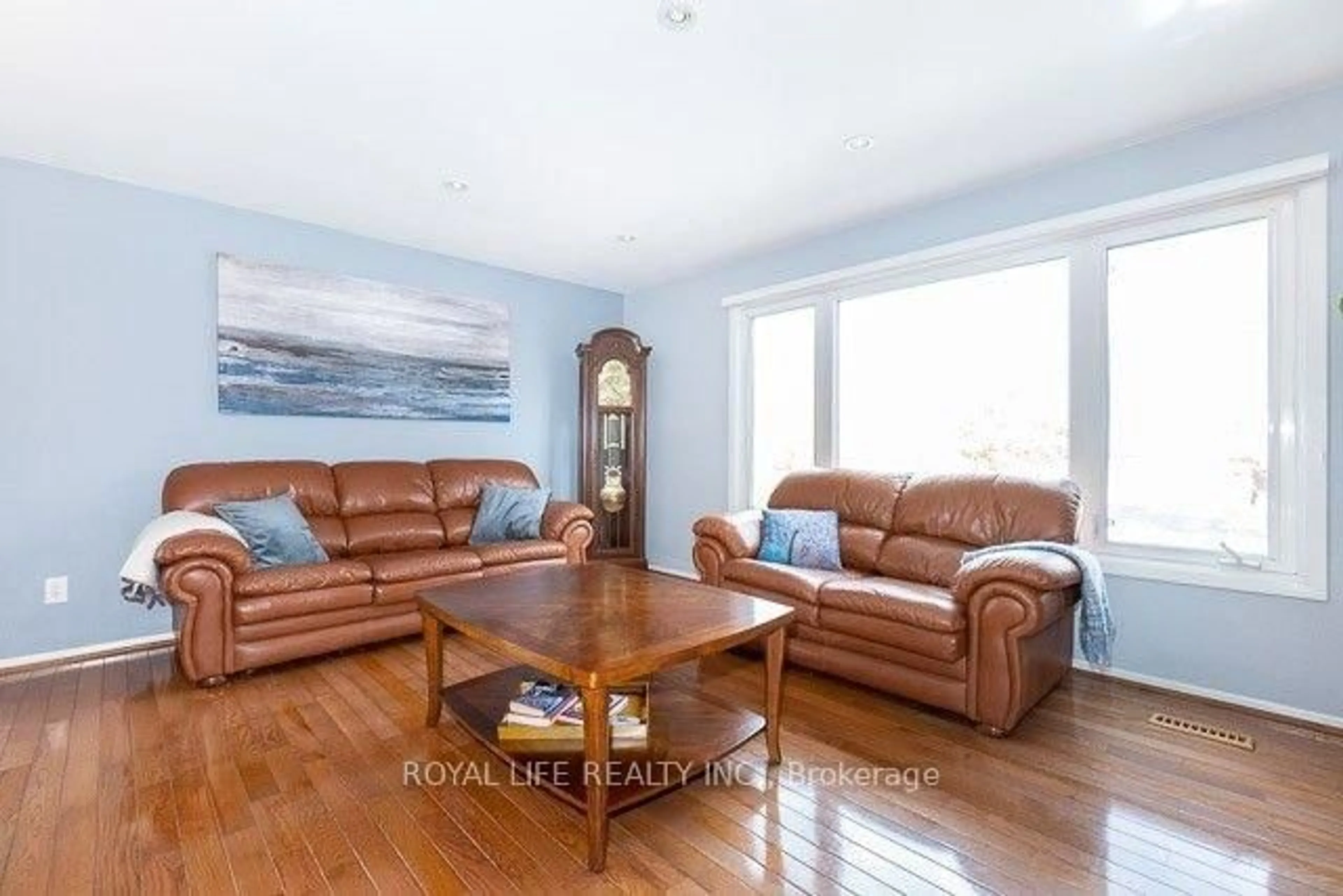 Living room with furniture, wood/laminate floor for 2947 Saint Malo Circ, Mississauga Ontario L5N 1S8