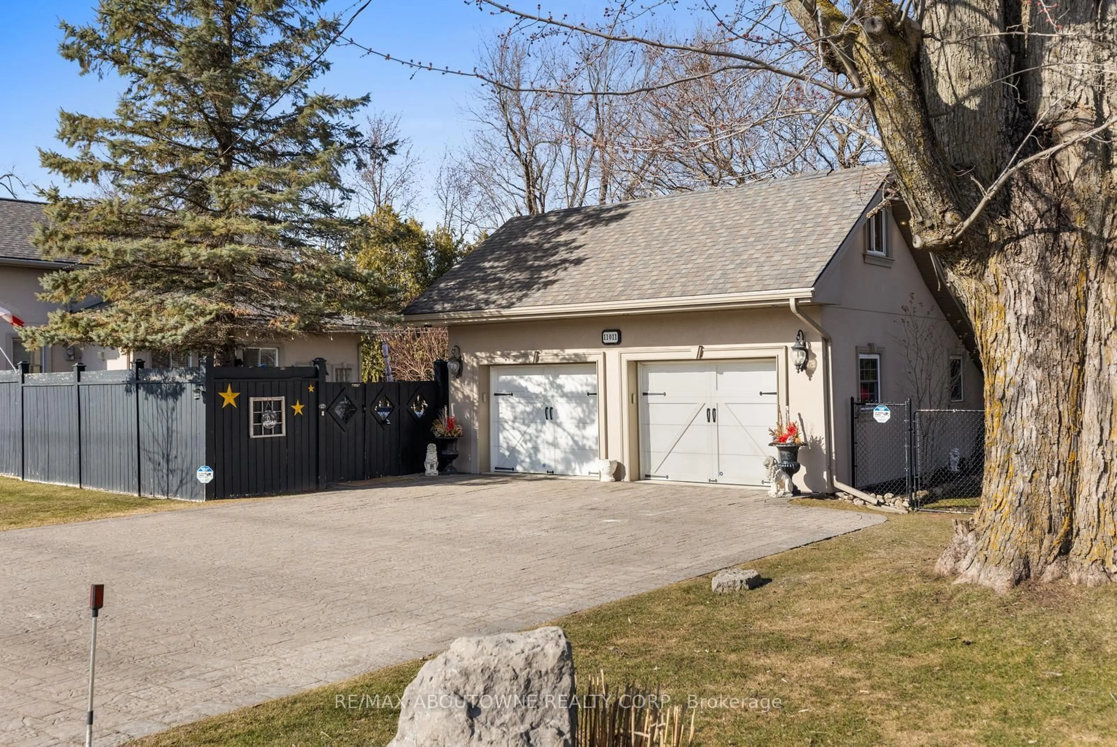 Indoor garage for 11011 Guelph Line, Milton Ontario L0P 1B0