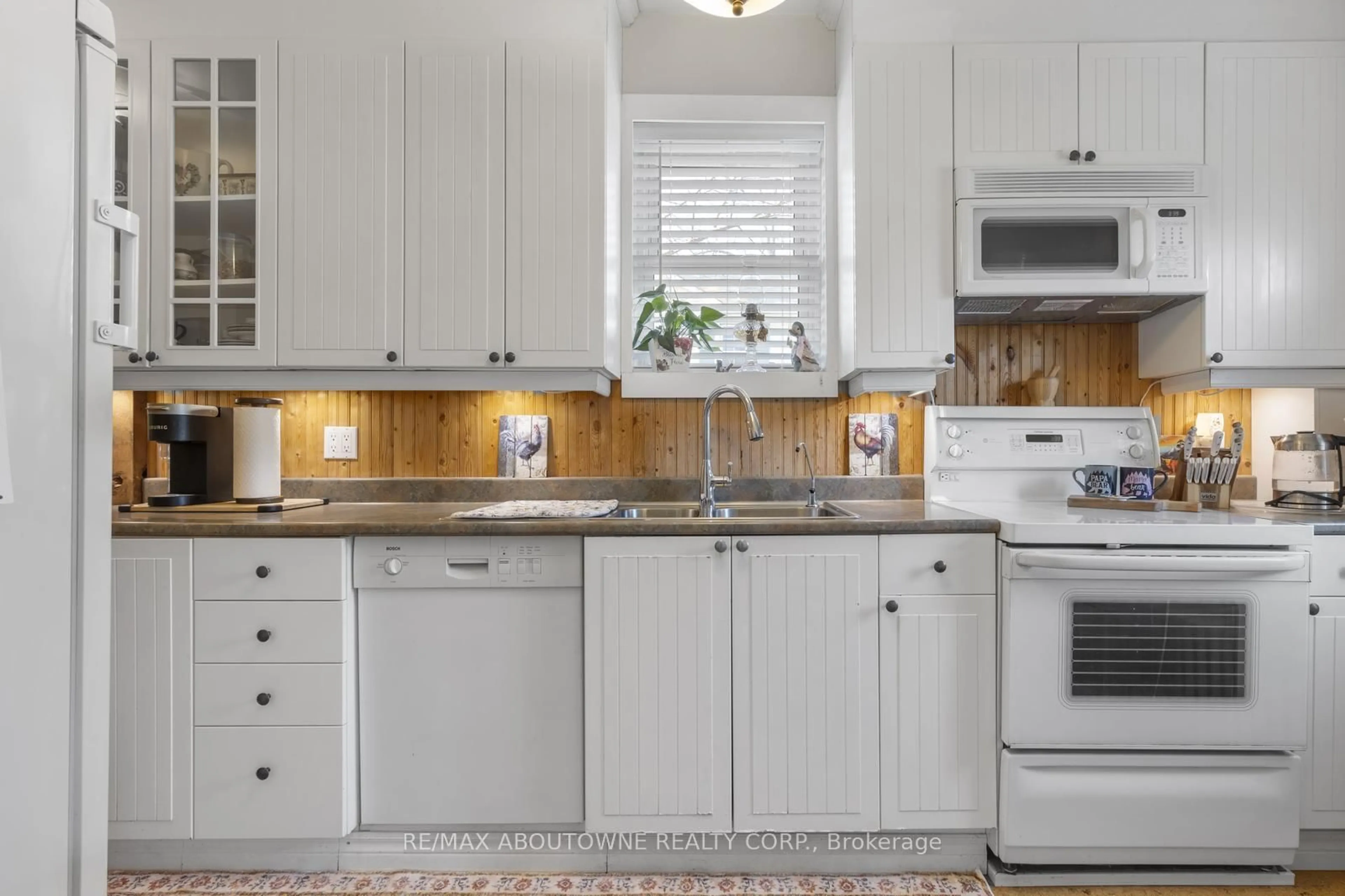 Standard kitchen, ceramic/tile floor for 11011 Guelph Line, Milton Ontario L0P 1B0
