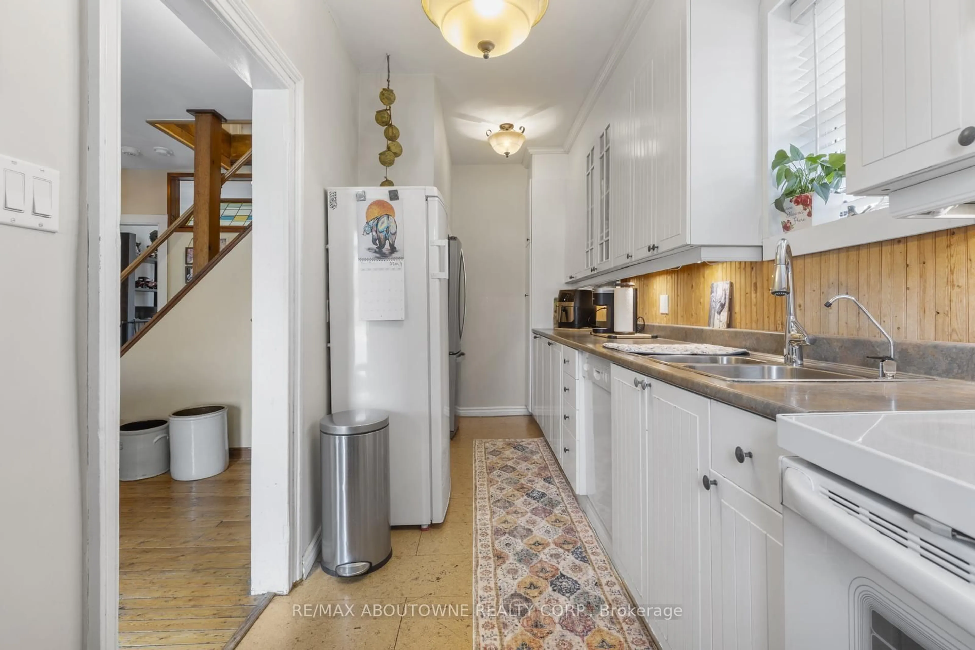 Standard kitchen, ceramic/tile floor for 11011 Guelph Line, Milton Ontario L0P 1B0