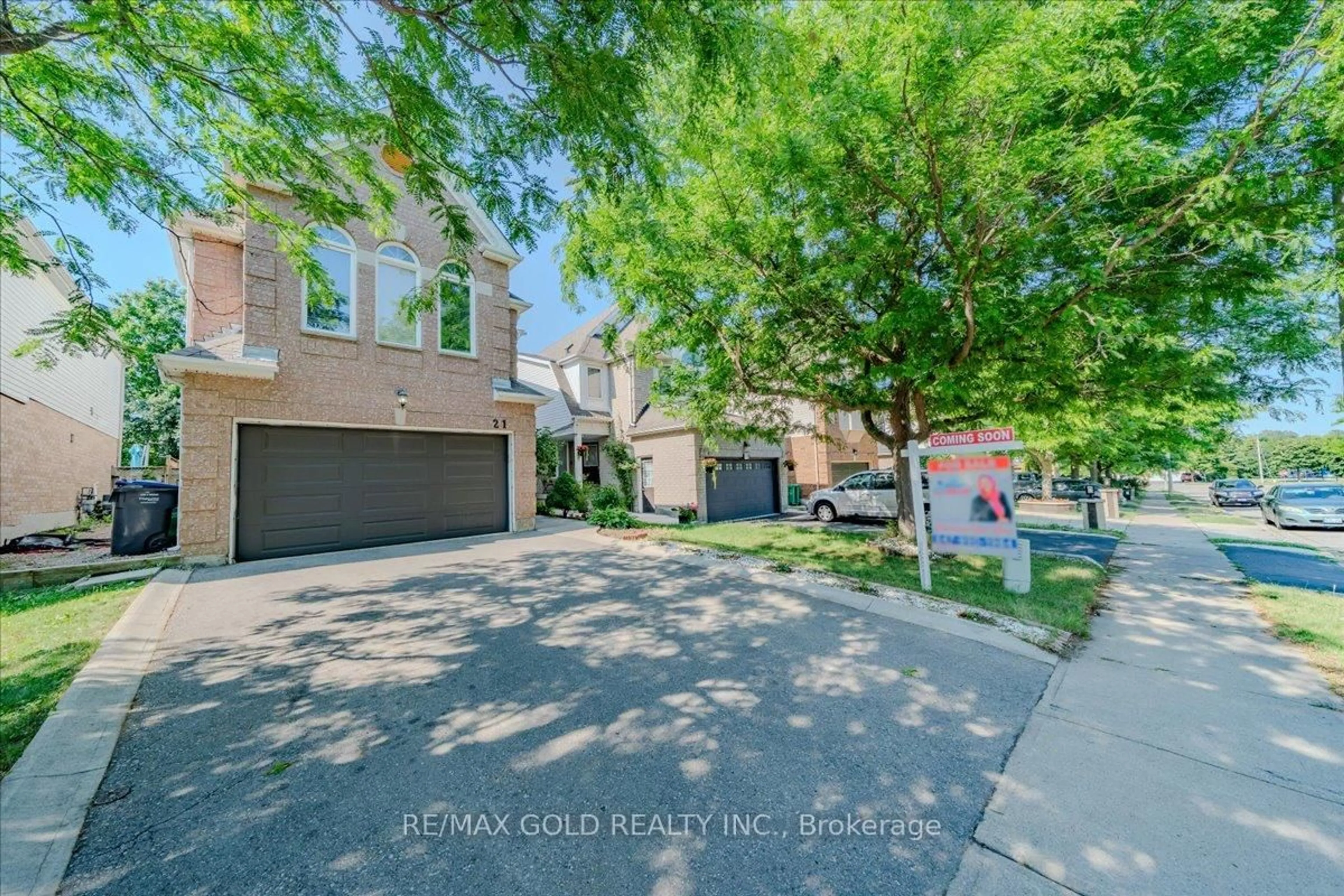 A pic from outside/outdoor area/front of a property/back of a property/a pic from drone, street for 21 Townley Cres, Brampton Ontario L6Z 4S9