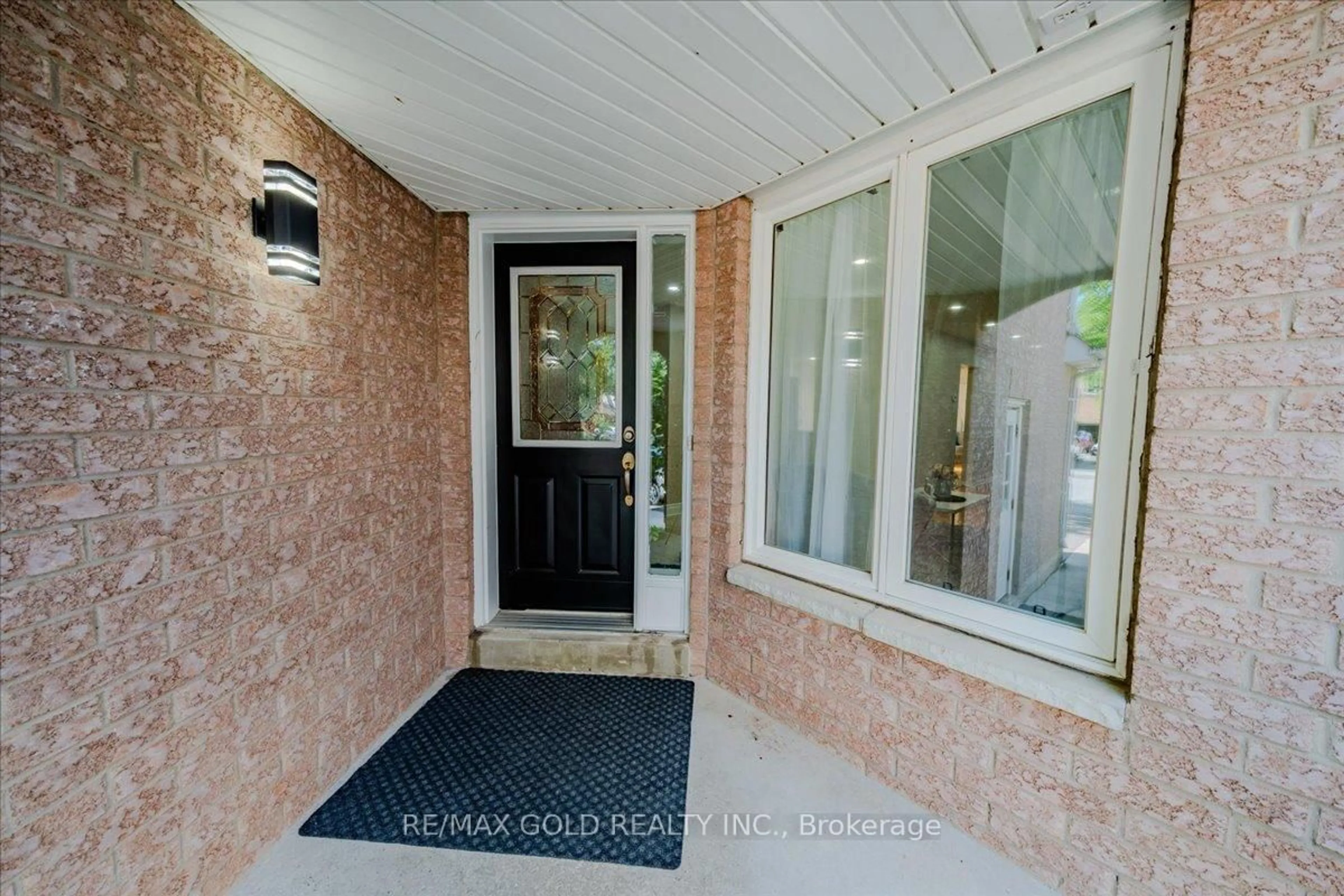 Indoor entryway for 21 Townley Cres, Brampton Ontario L6Z 4S9