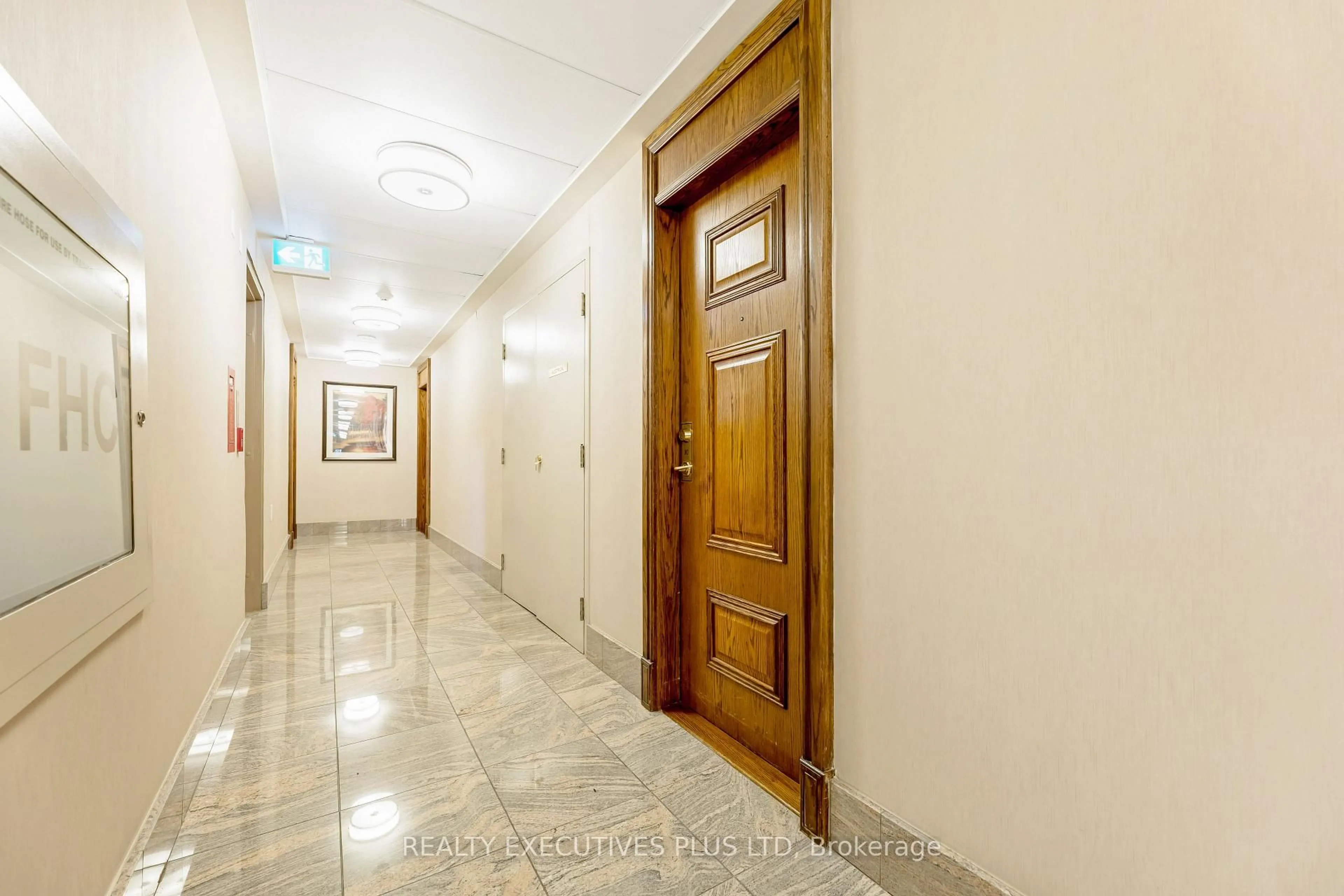 Indoor foyer for 4879 Kimbermount Ave #110, Mississauga Ontario L5M 7R8