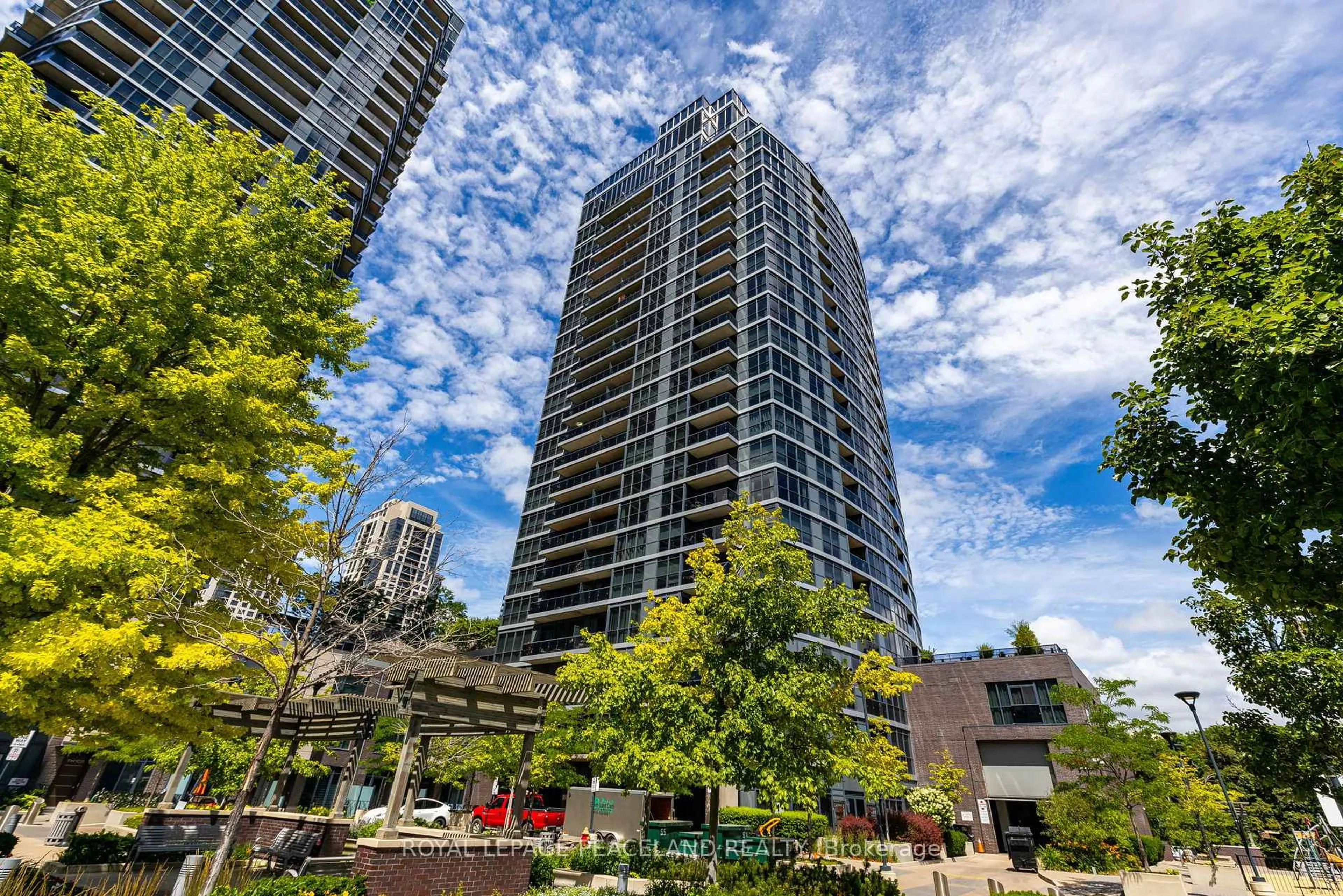 Patio, building for 1 Valhalla Inn Rd #2101, Toronto Ontario M9B 1S9