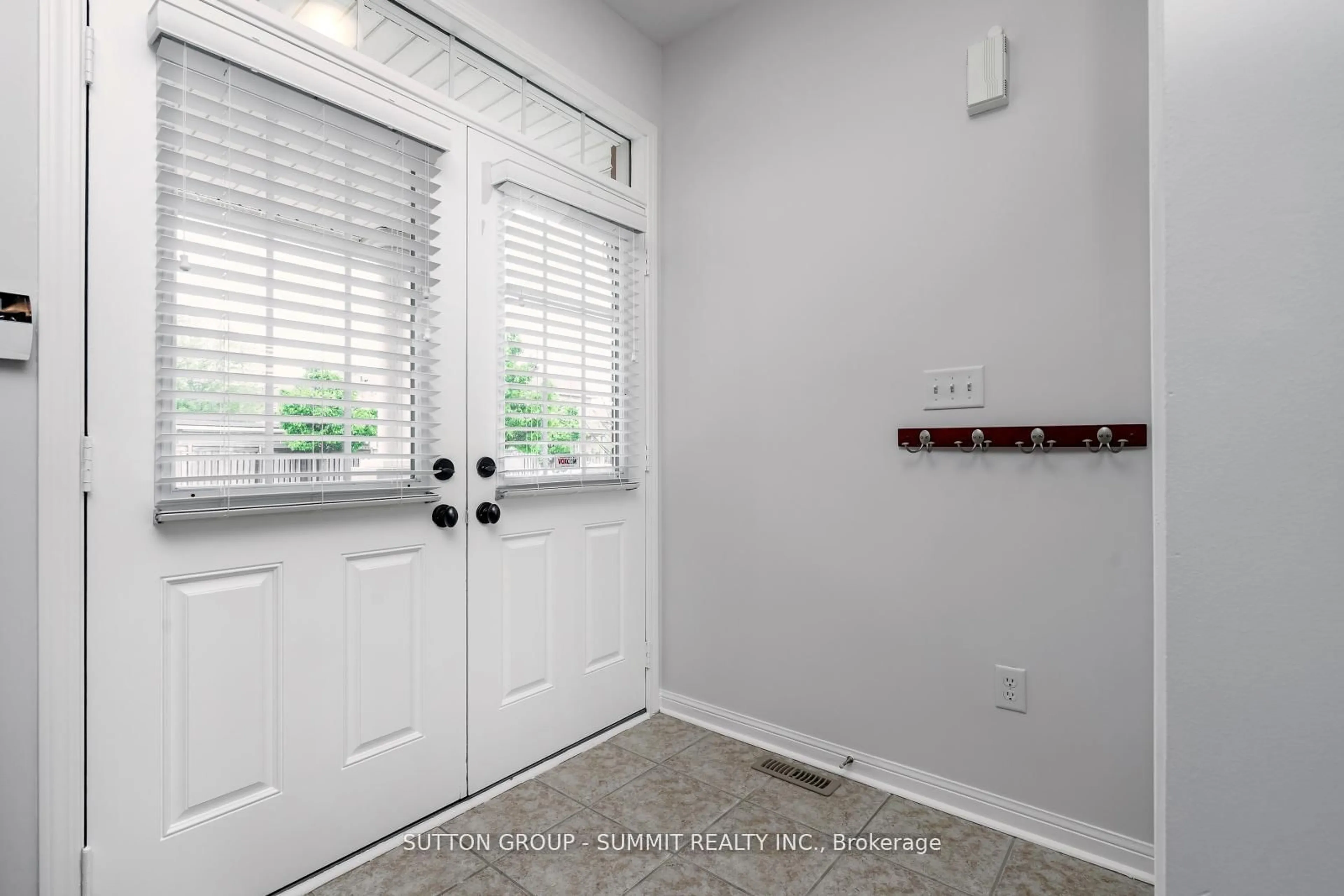 Indoor entryway for 1283 Robson Cres, Milton Ontario L9T 6N5