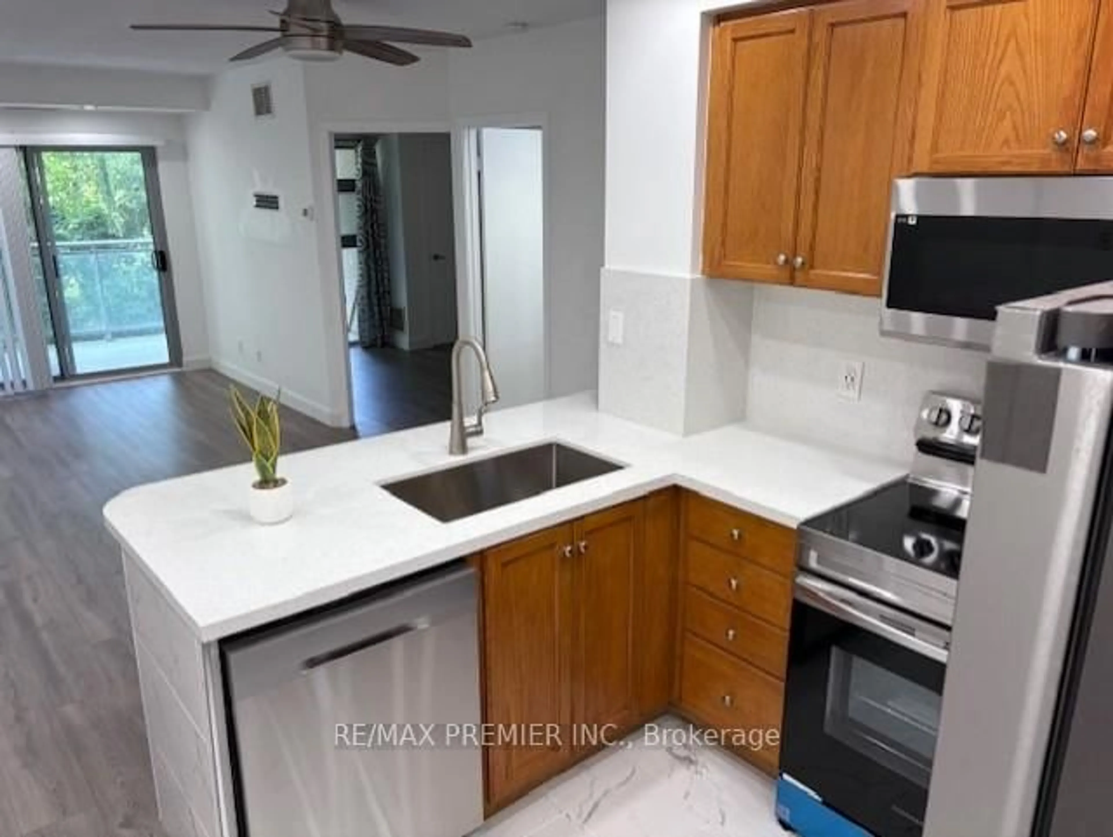 Standard kitchen, ceramic/tile floor for 2464 Weston Rd #212, Toronto Ontario M9N 0A2