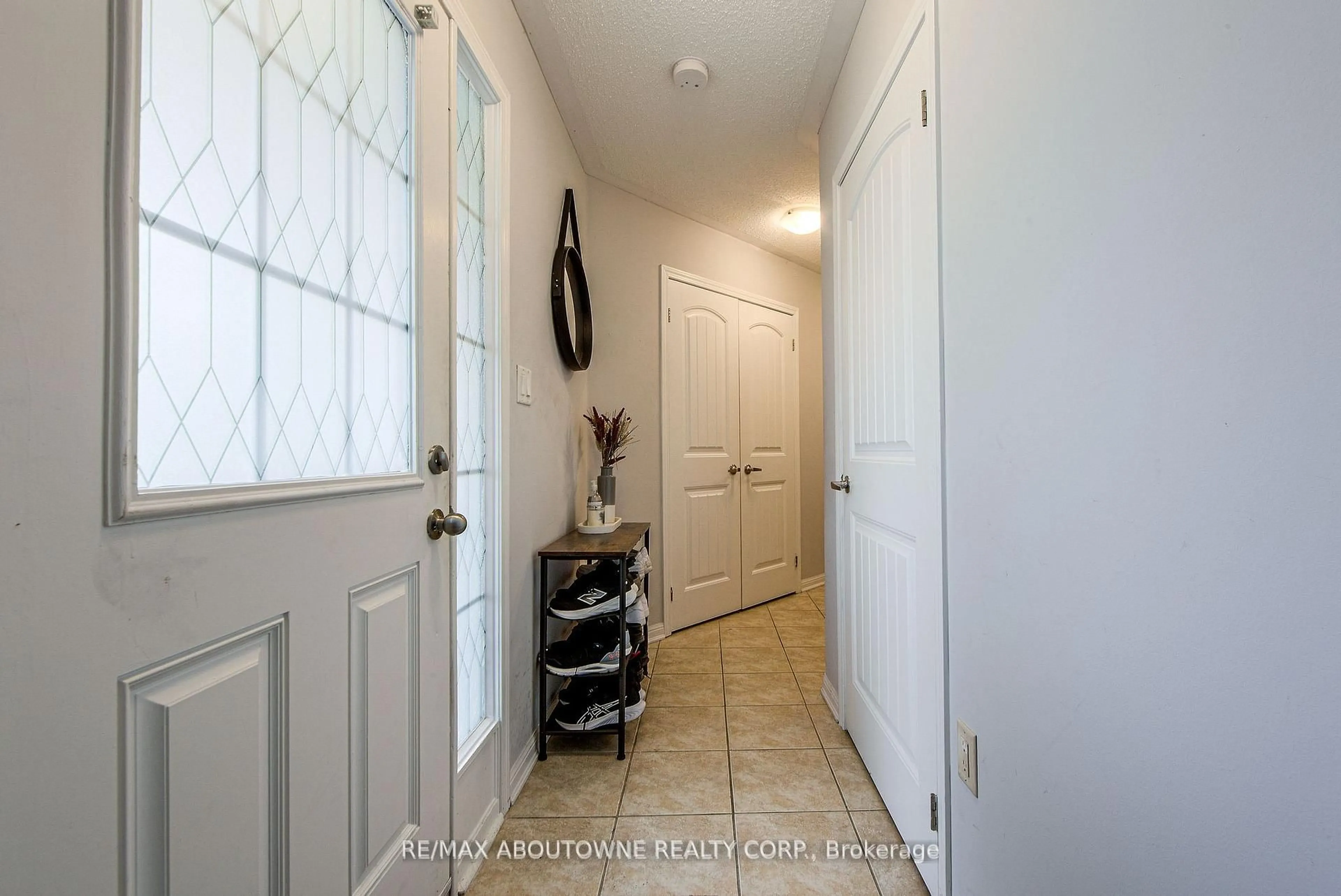 Indoor entryway for 911 Deverell Pl, Milton Ontario L9T 0M2