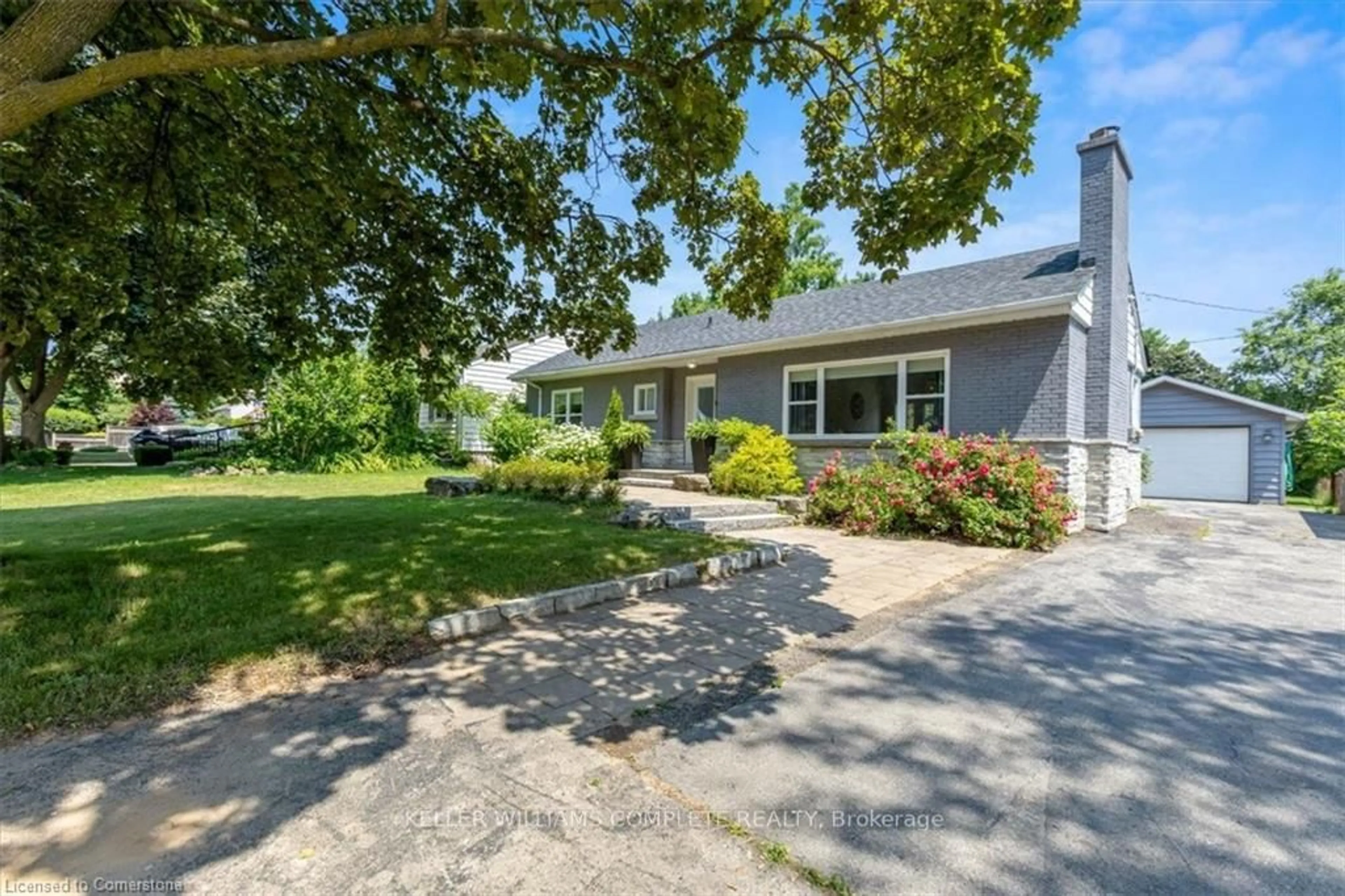 A pic from outside/outdoor area/front of a property/back of a property/a pic from drone, street for 965 KINGSWAY Dr, Burlington Ontario L7T 3J1