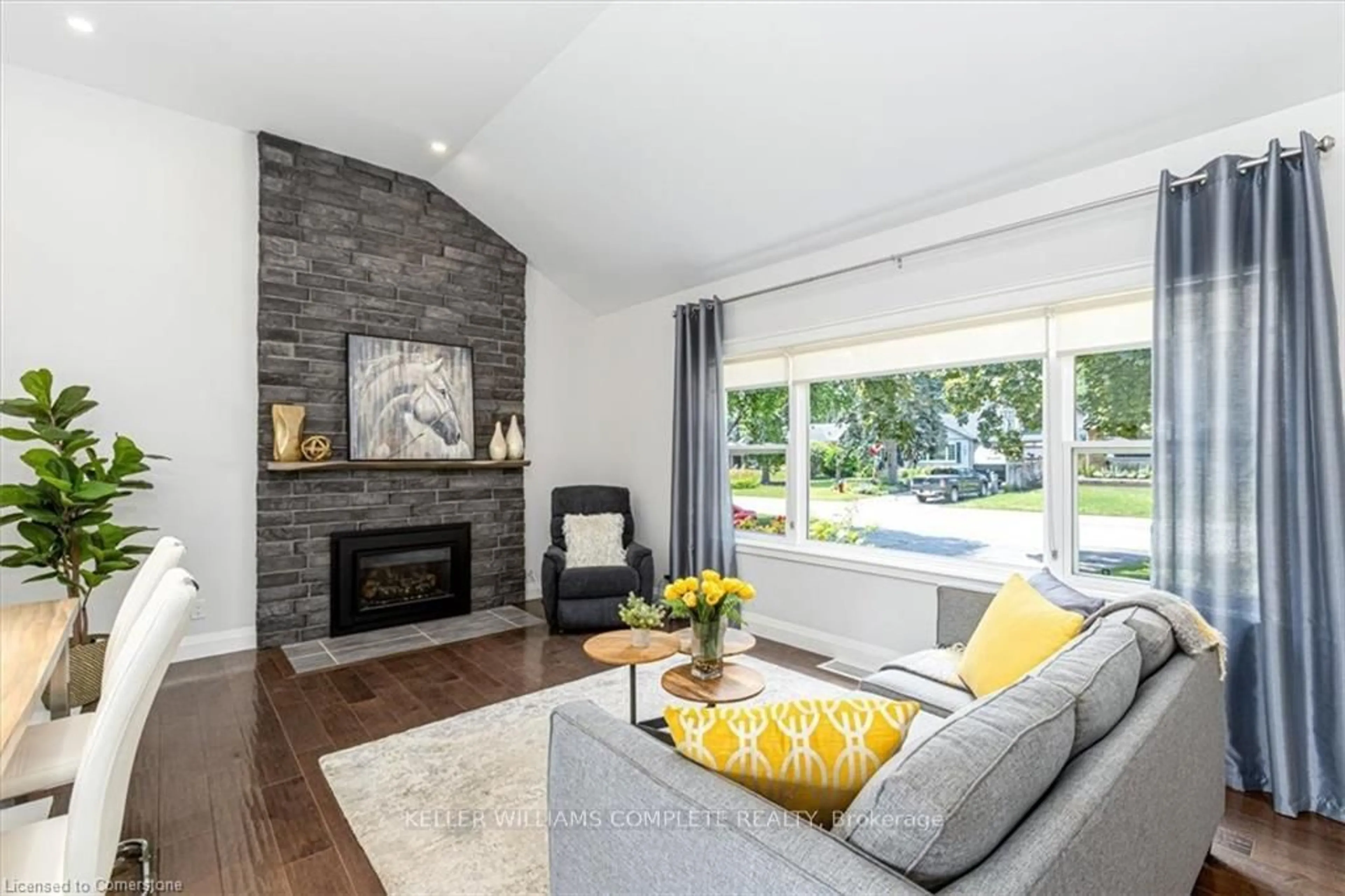 Living room with furniture, unknown for 965 KINGSWAY Dr, Burlington Ontario L7T 3J1