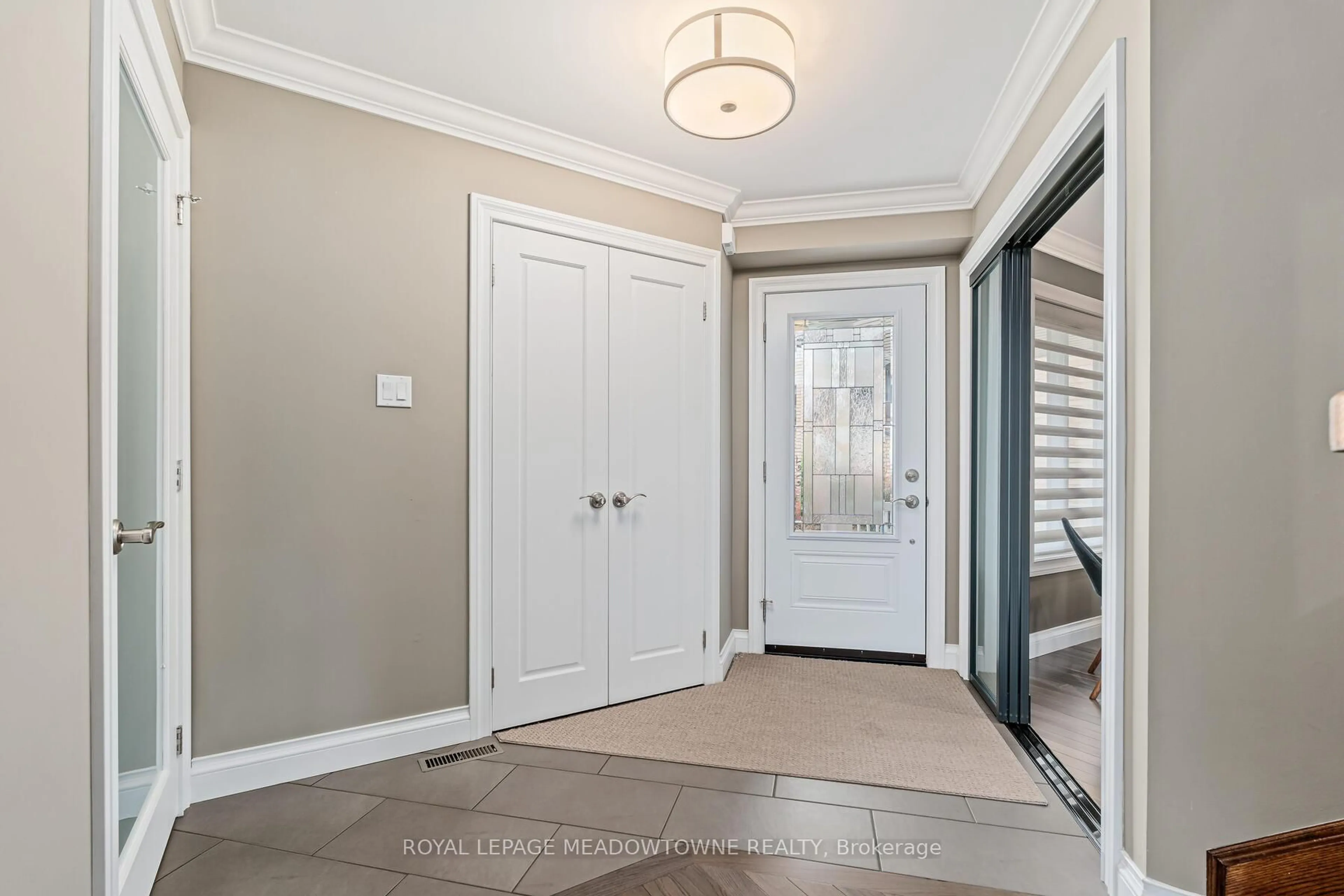 Indoor entryway for 92 LAUCHLIN Cres, Halton Hills Ontario L7G 5R5