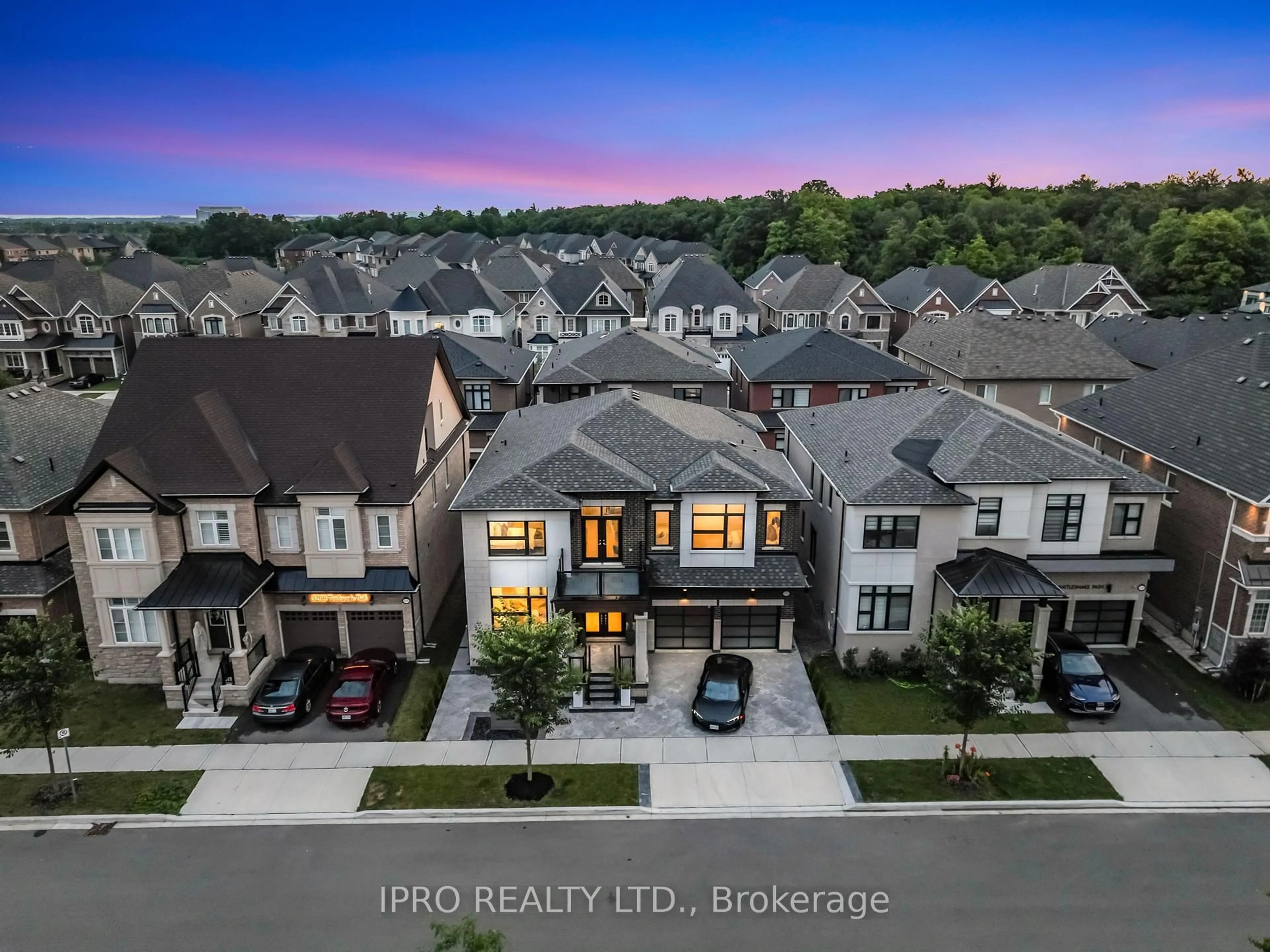 A pic from outside/outdoor area/front of a property/back of a property/a pic from drone, street for 3302 Rattlesnake Path, Oakville Ontario L6M 5K4
