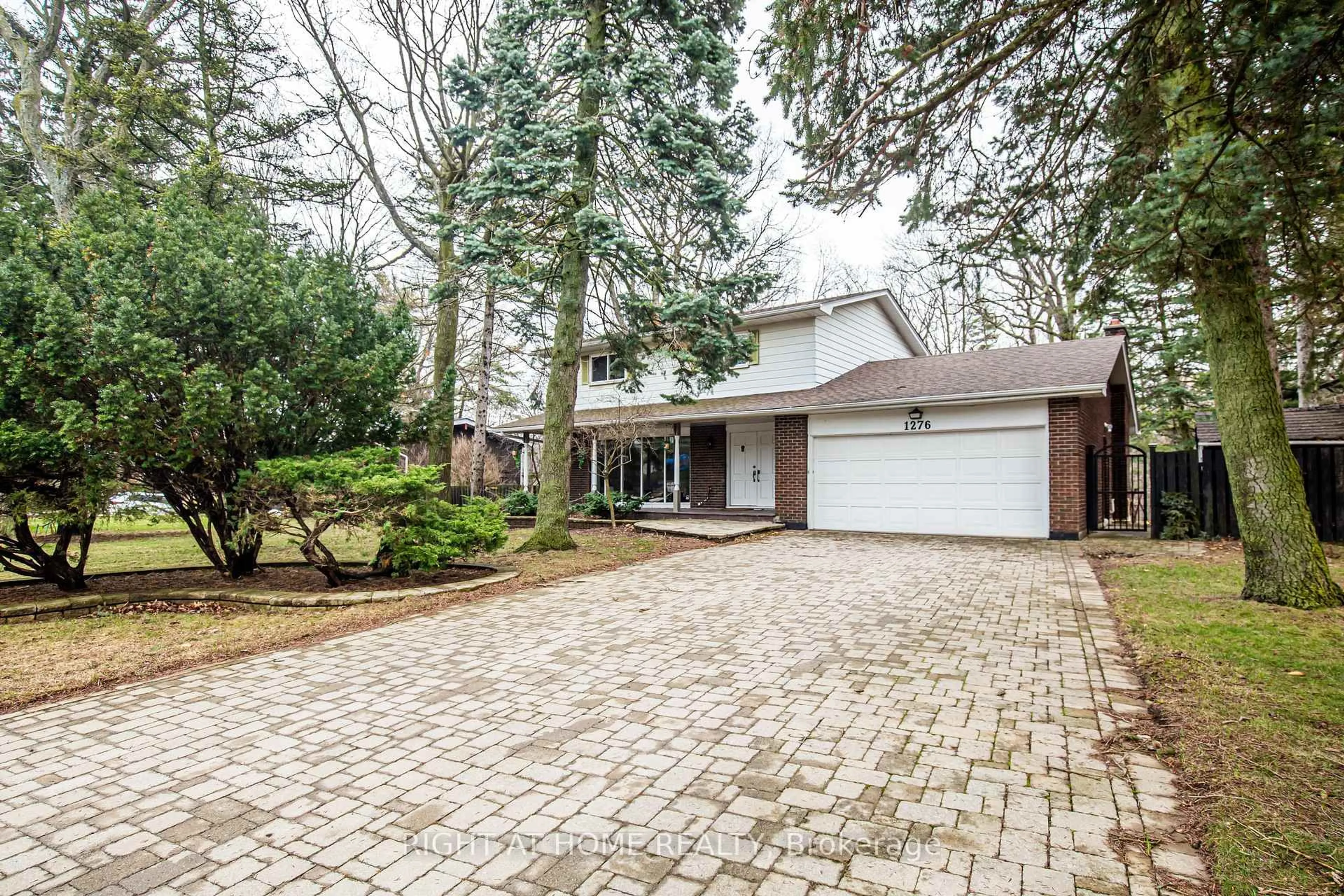 Home with brick exterior material, street for 1276 HILLVIEW Cres, Oakville Ontario L6H 2C7