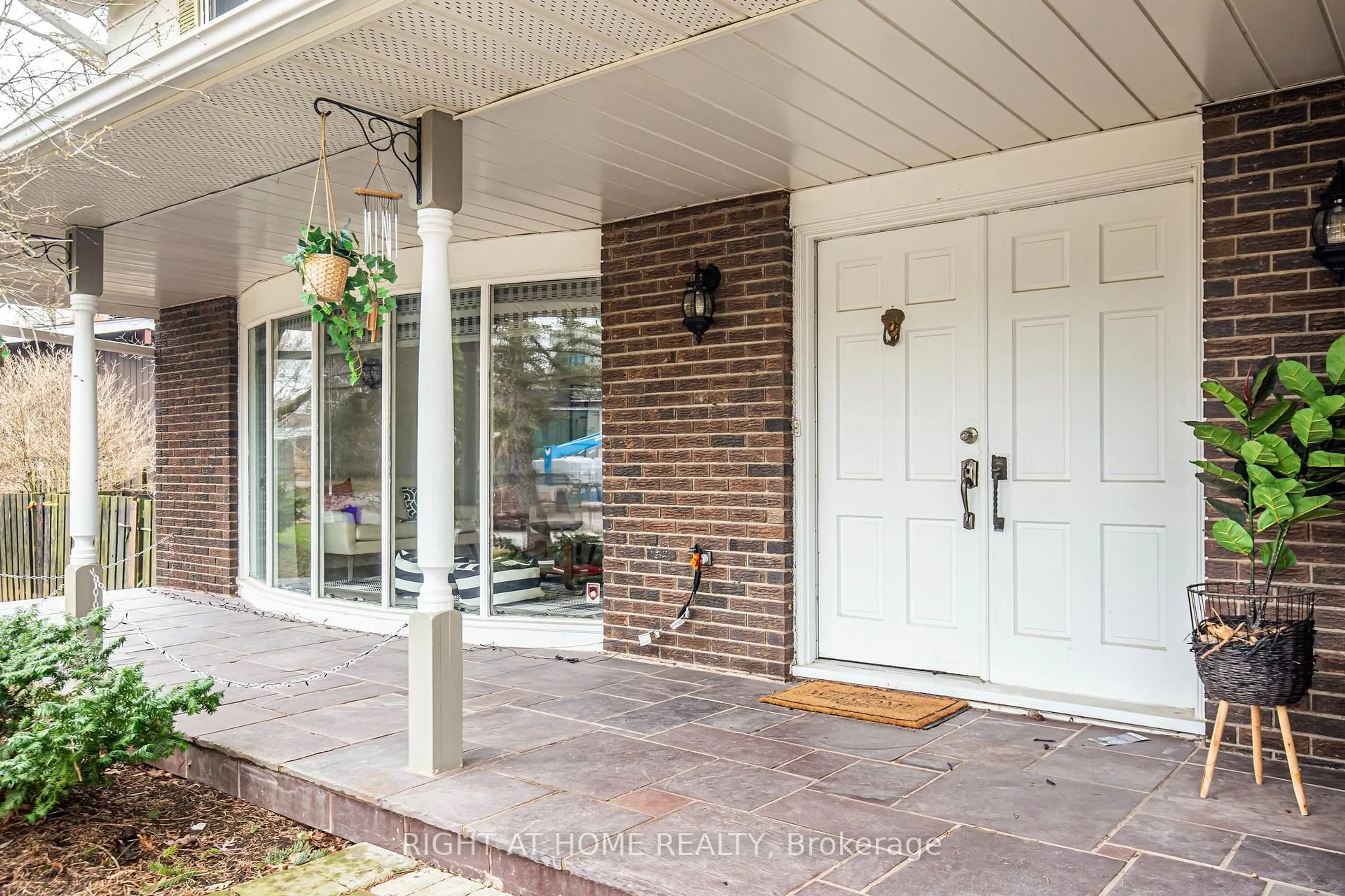 Indoor entryway for 1276 HILLVIEW Cres, Oakville Ontario L6H 2C7