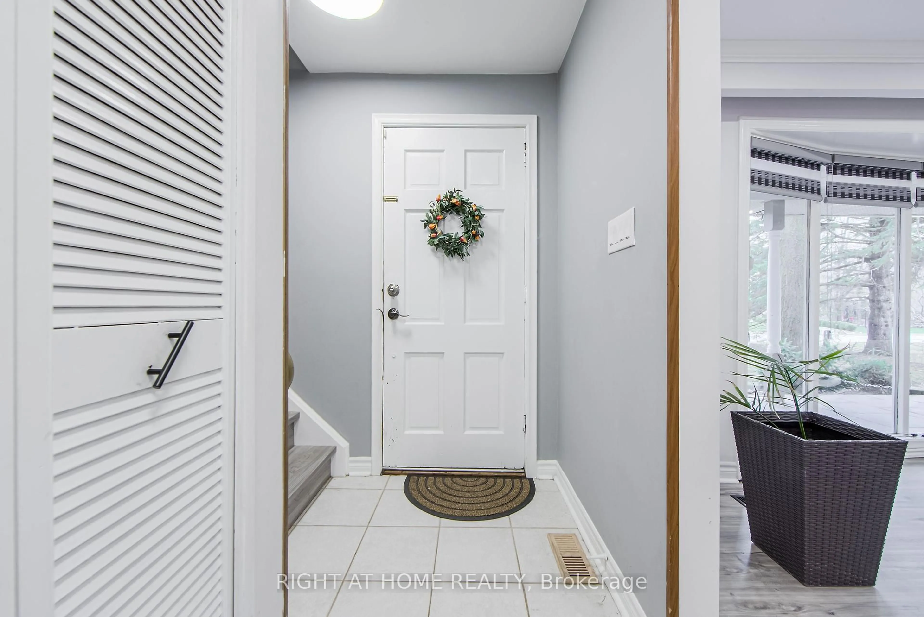 Indoor entryway for 1276 HILLVIEW Cres, Oakville Ontario L6H 2C7