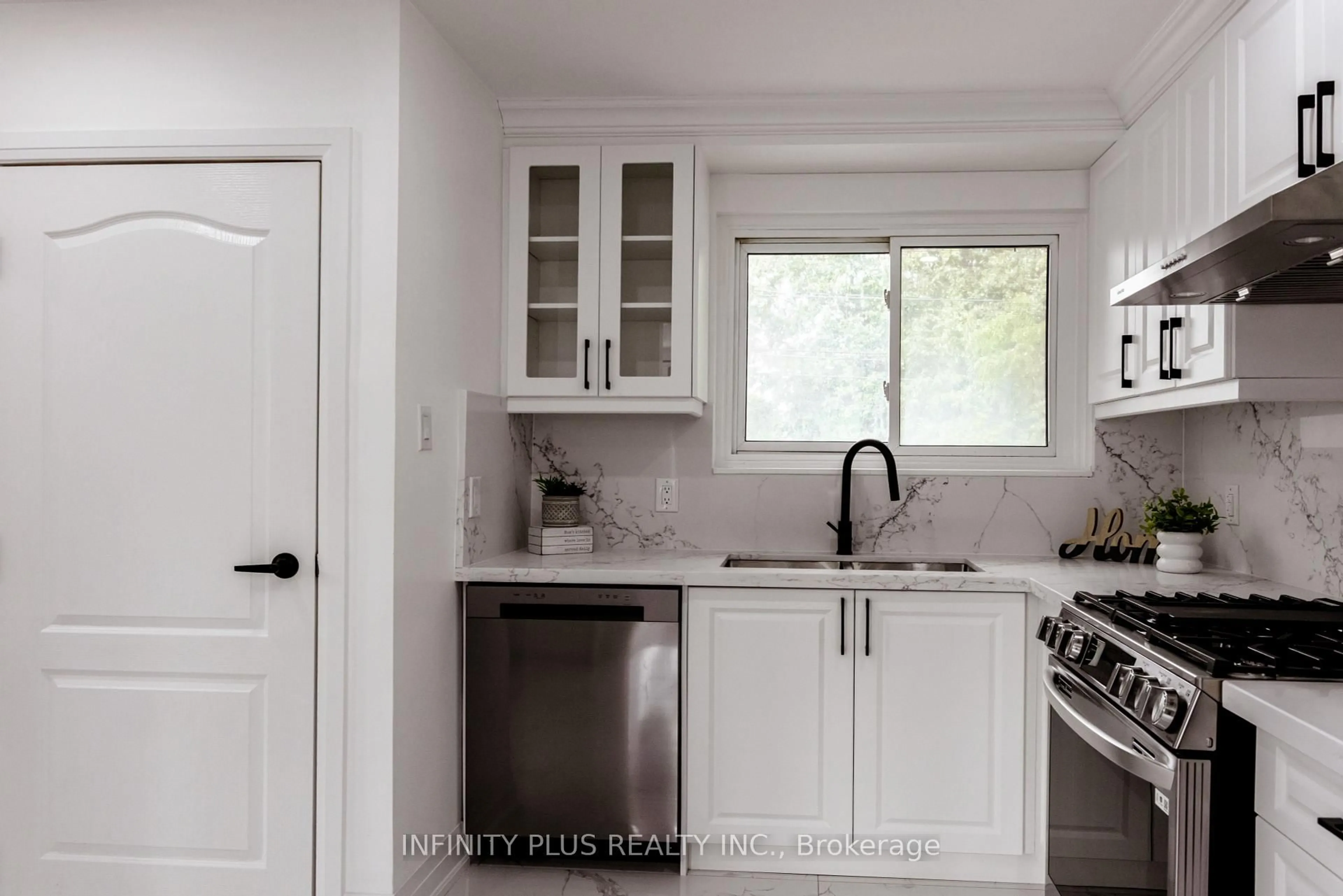 Standard kitchen, unknown for 31 Autumn Blvd, Brampton Ontario L6T 2V3