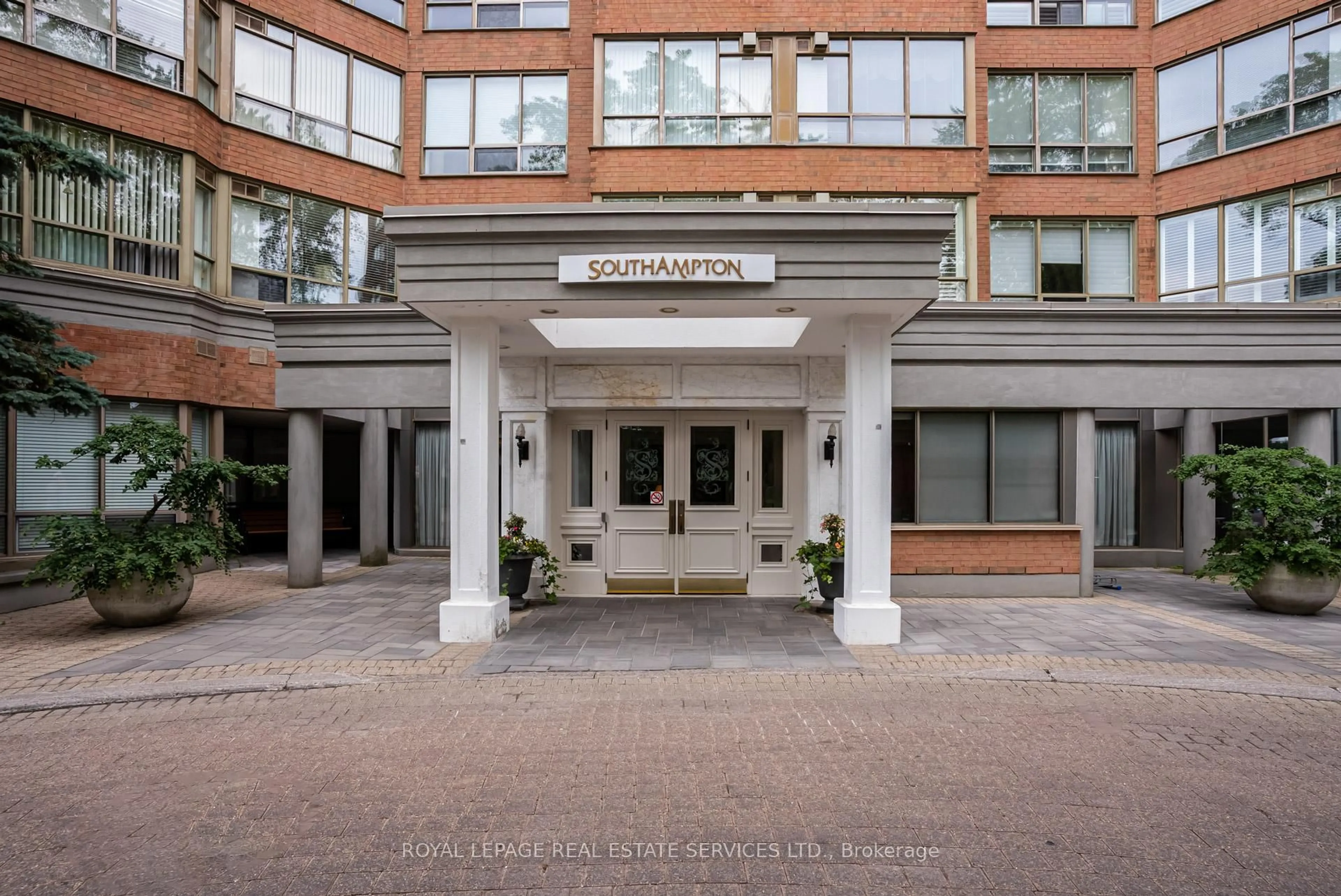 Indoor foyer for 1 Ripley Ave #516, Toronto Ontario M6S 4Z6