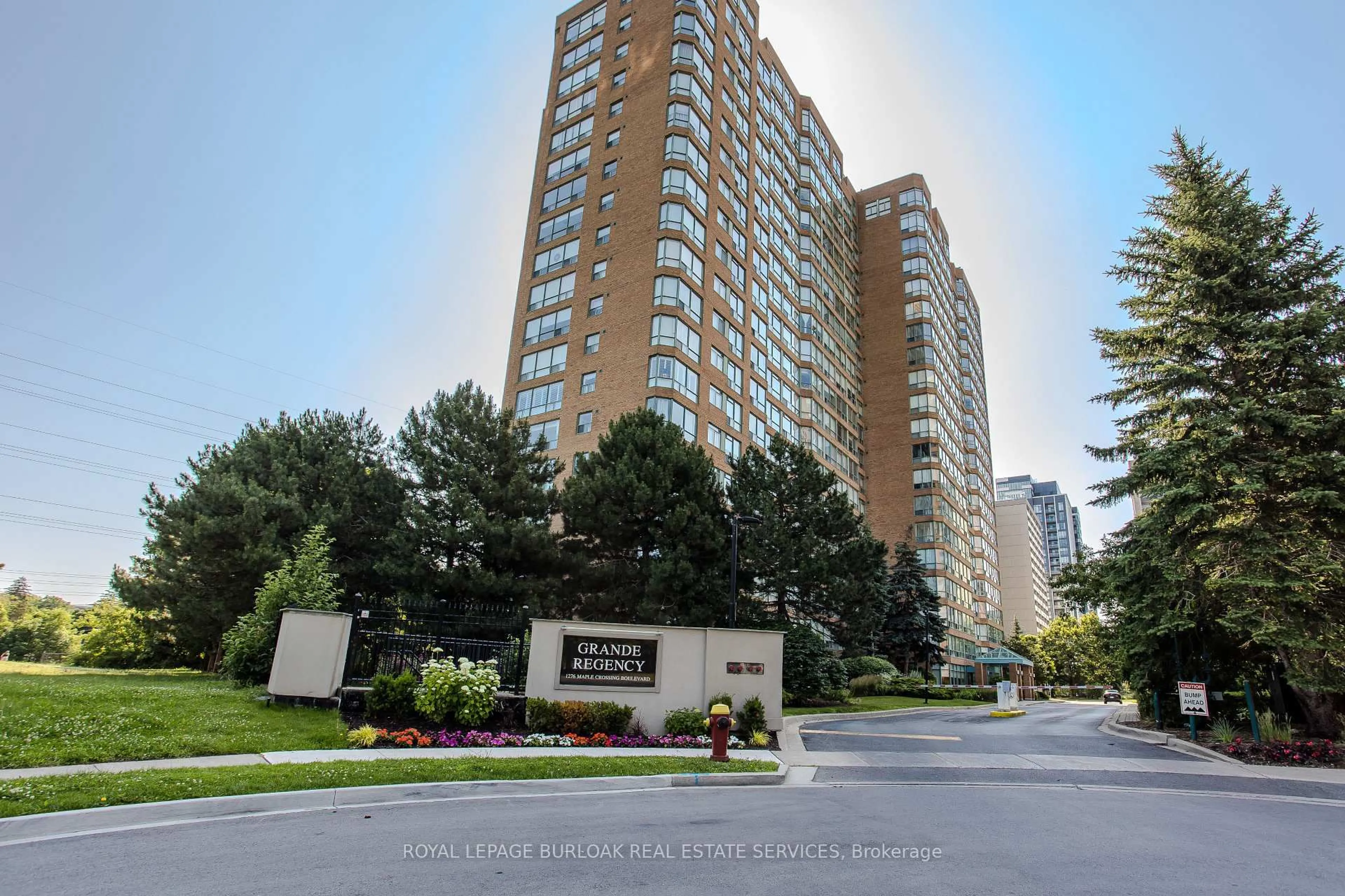 Indoor foyer for 1276 Maple Crossing Blvd #212, Burlington Ontario L7S 2J9