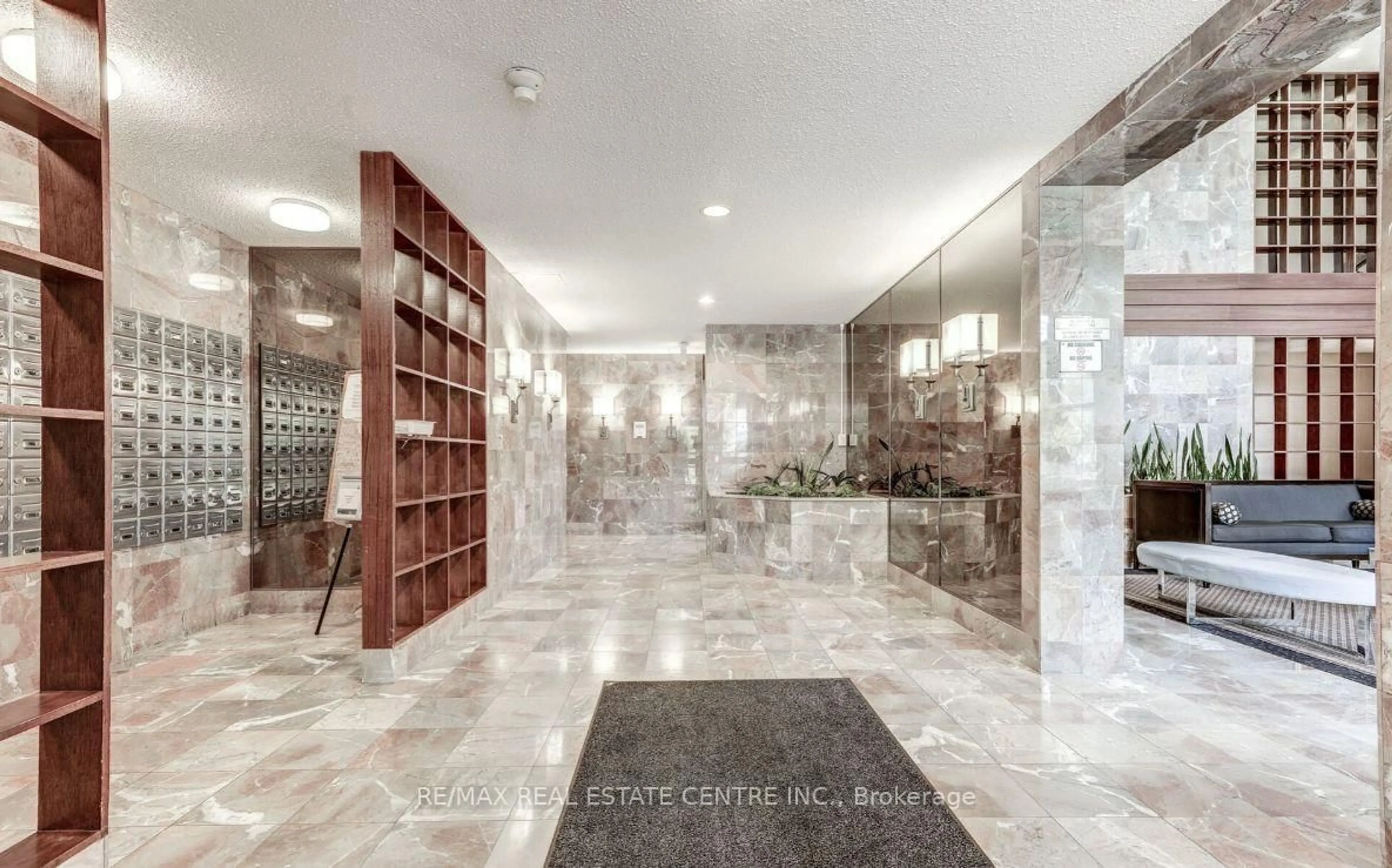 Lobby for 100 County Court Blvd #705, Brampton Ontario L6W 3X1