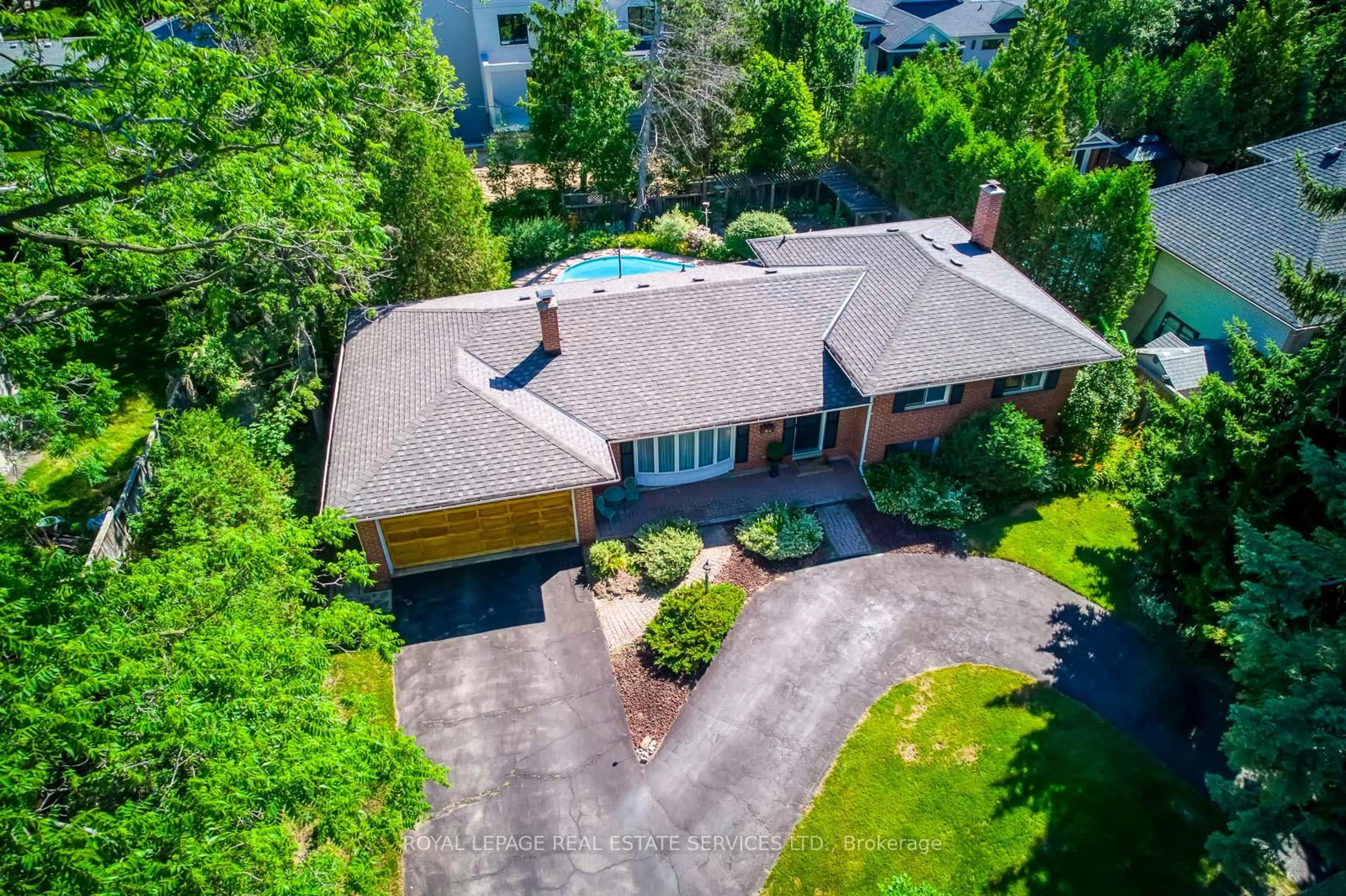 A pic from outside/outdoor area/front of a property/back of a property/a pic from drone, street for 1605 Venetia Dr, Oakville Ontario L6L 1K8