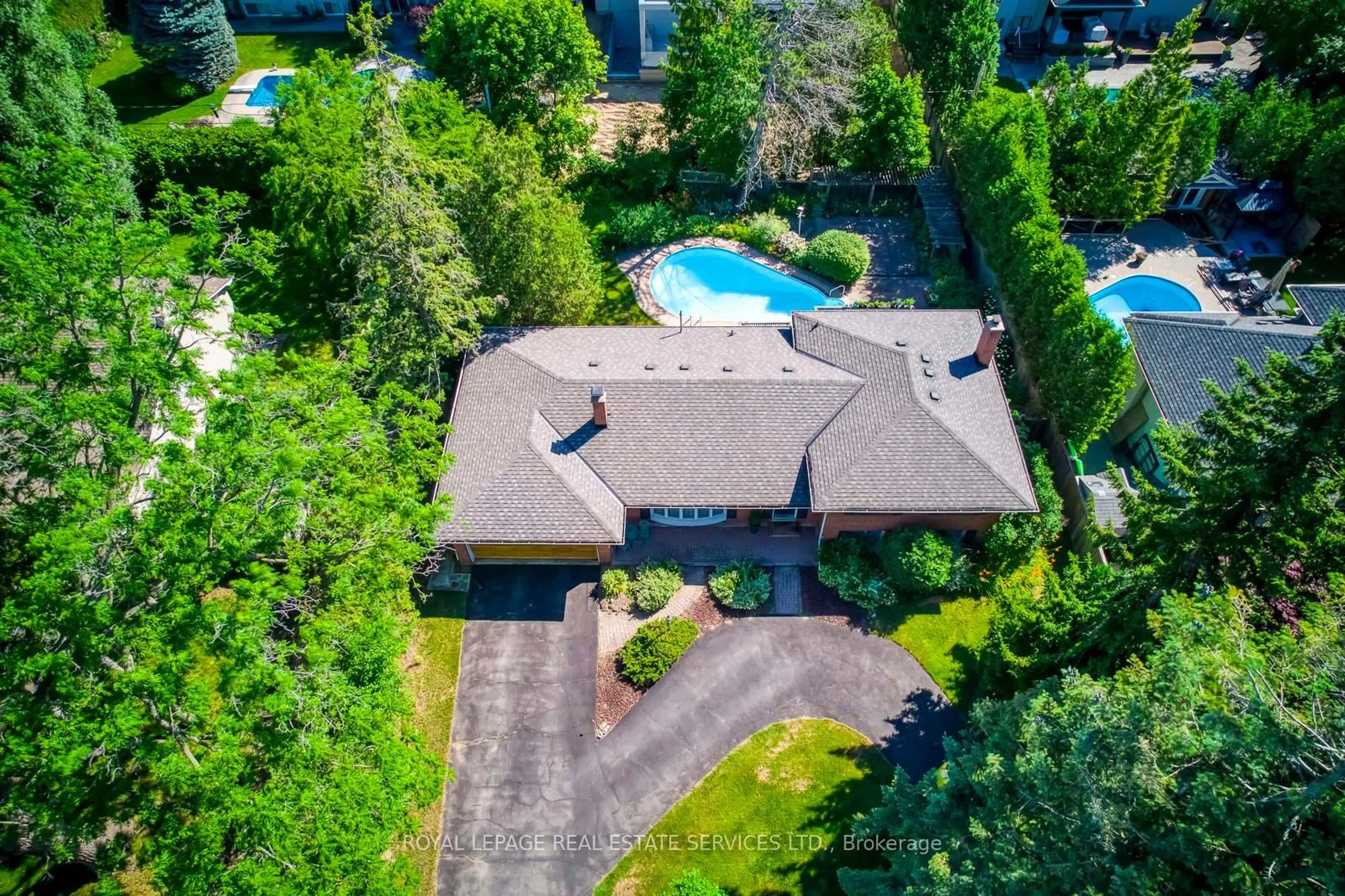 A pic from outside/outdoor area/front of a property/back of a property/a pic from drone, street for 1605 Venetia Dr, Oakville Ontario L6L 1K8