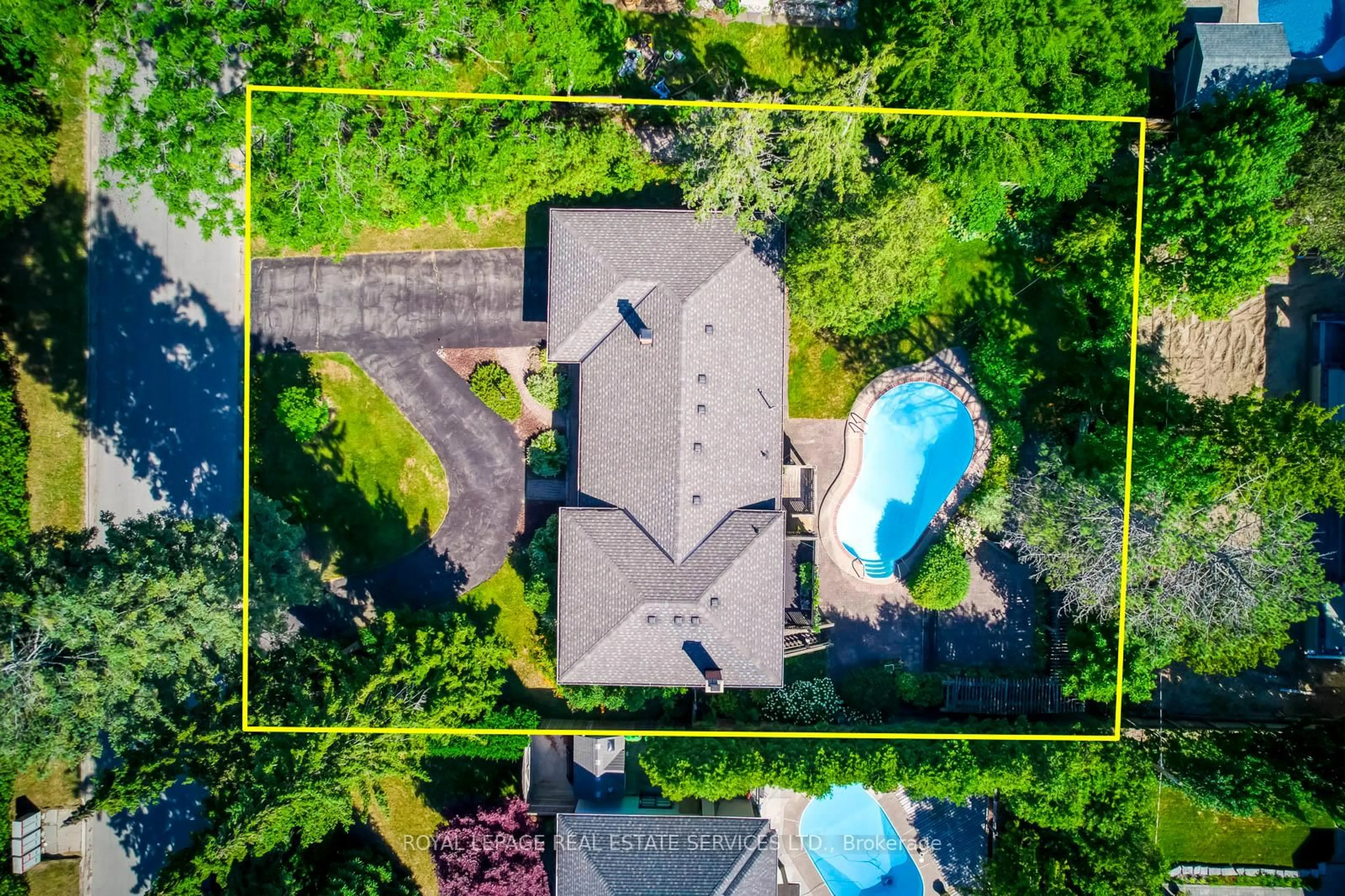 A pic from outside/outdoor area/front of a property/back of a property/a pic from drone, water/lake/river/ocean view for 1605 Venetia Dr, Oakville Ontario L6L 1K8