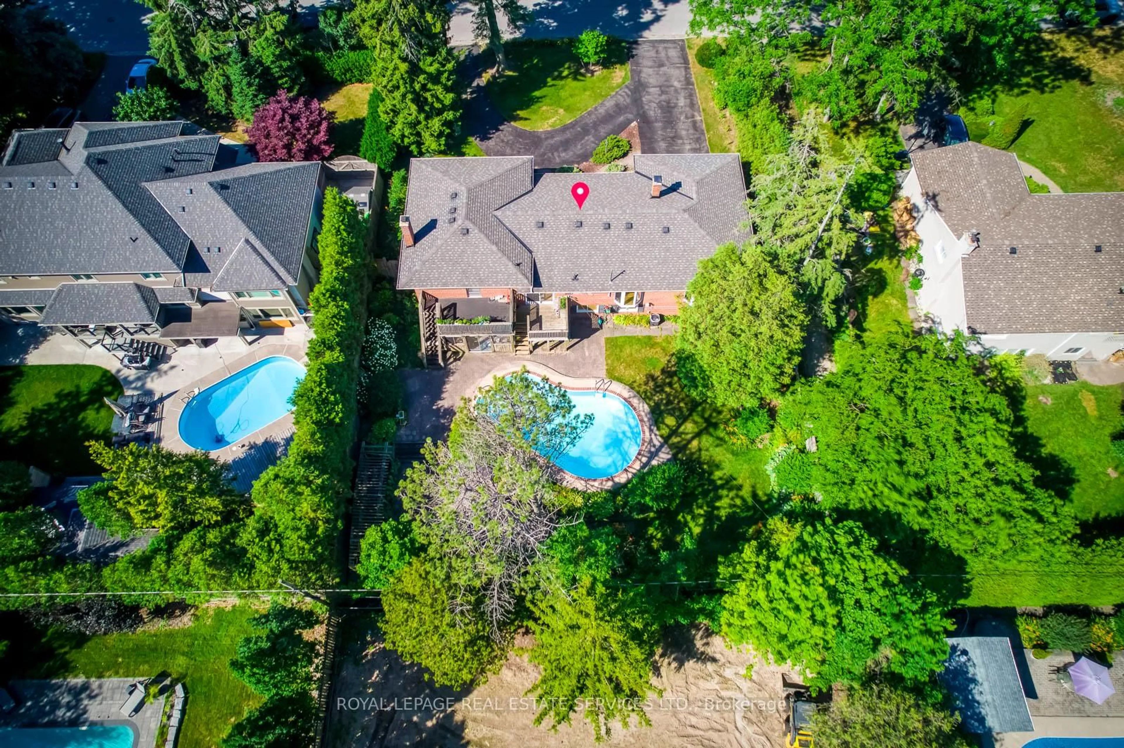 A pic from outside/outdoor area/front of a property/back of a property/a pic from drone, street for 1605 Venetia Dr, Oakville Ontario L6L 1K8