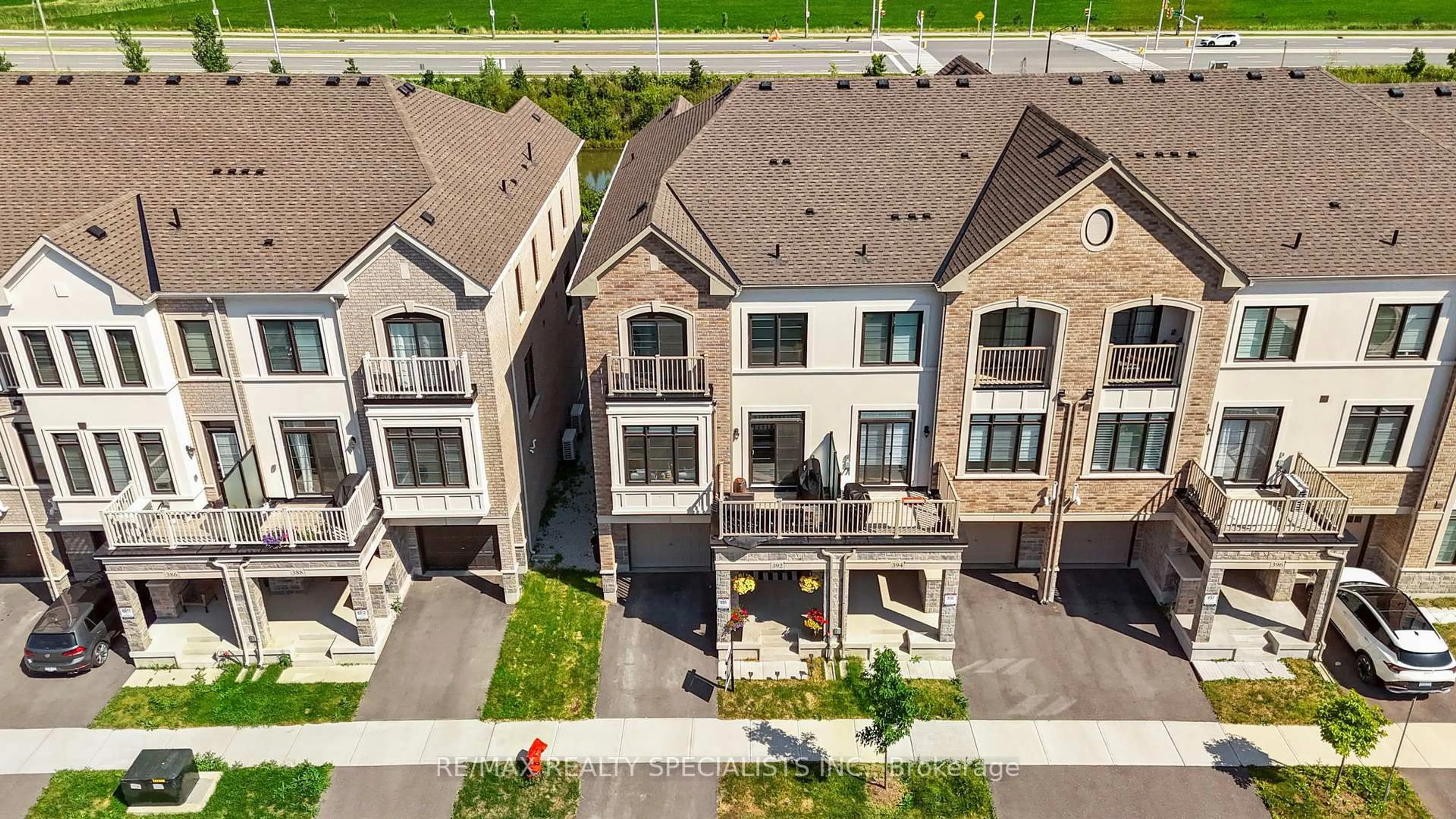 A pic from outside/outdoor area/front of a property/back of a property/a pic from drone, street for 392 Twinflower Pl, Milton Ontario L9E 1T3