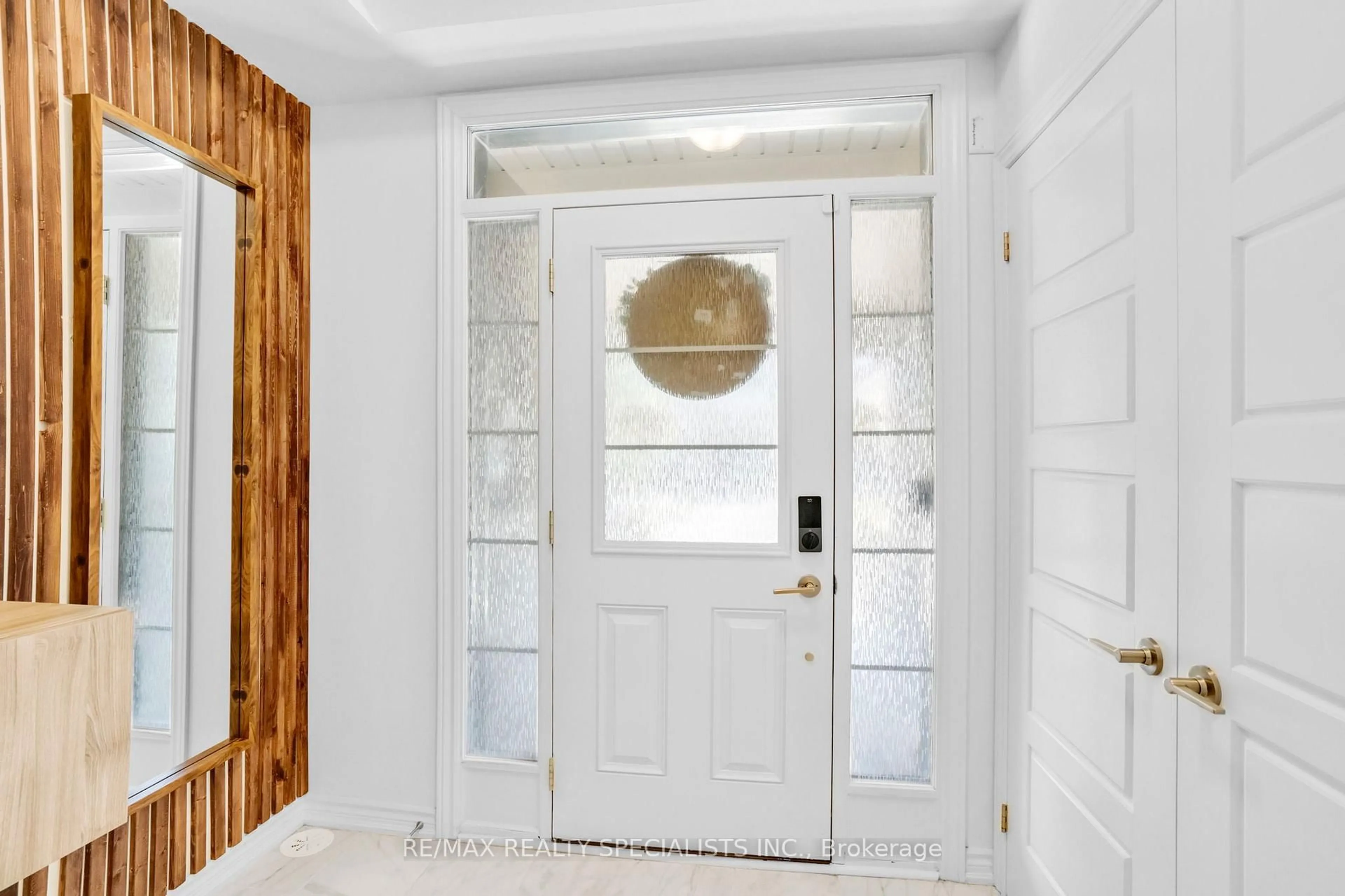 Indoor entryway for 392 Twinflower Pl, Milton Ontario L9E 1T3