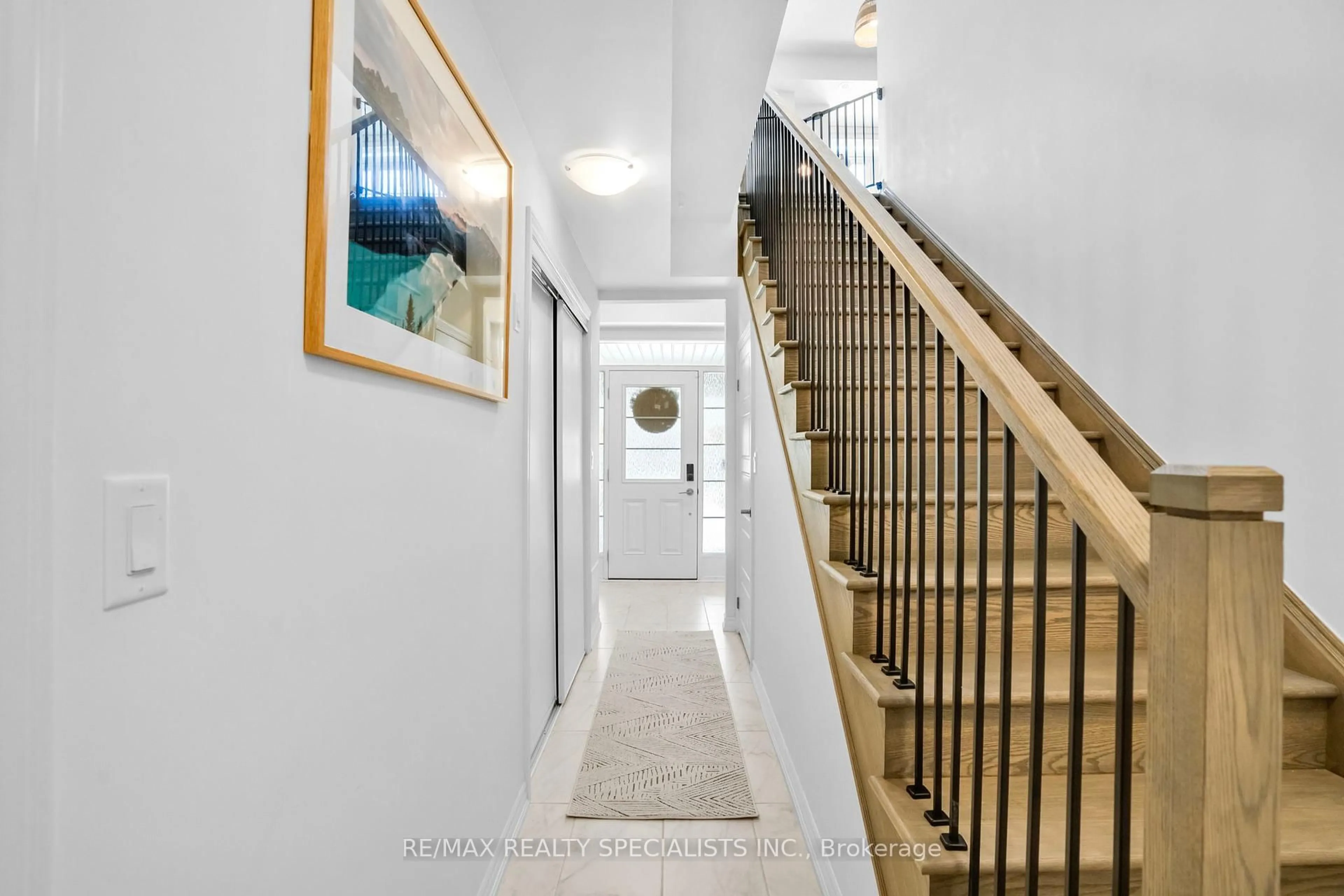 Indoor foyer for 392 Twinflower Pl, Milton Ontario L9E 1T3