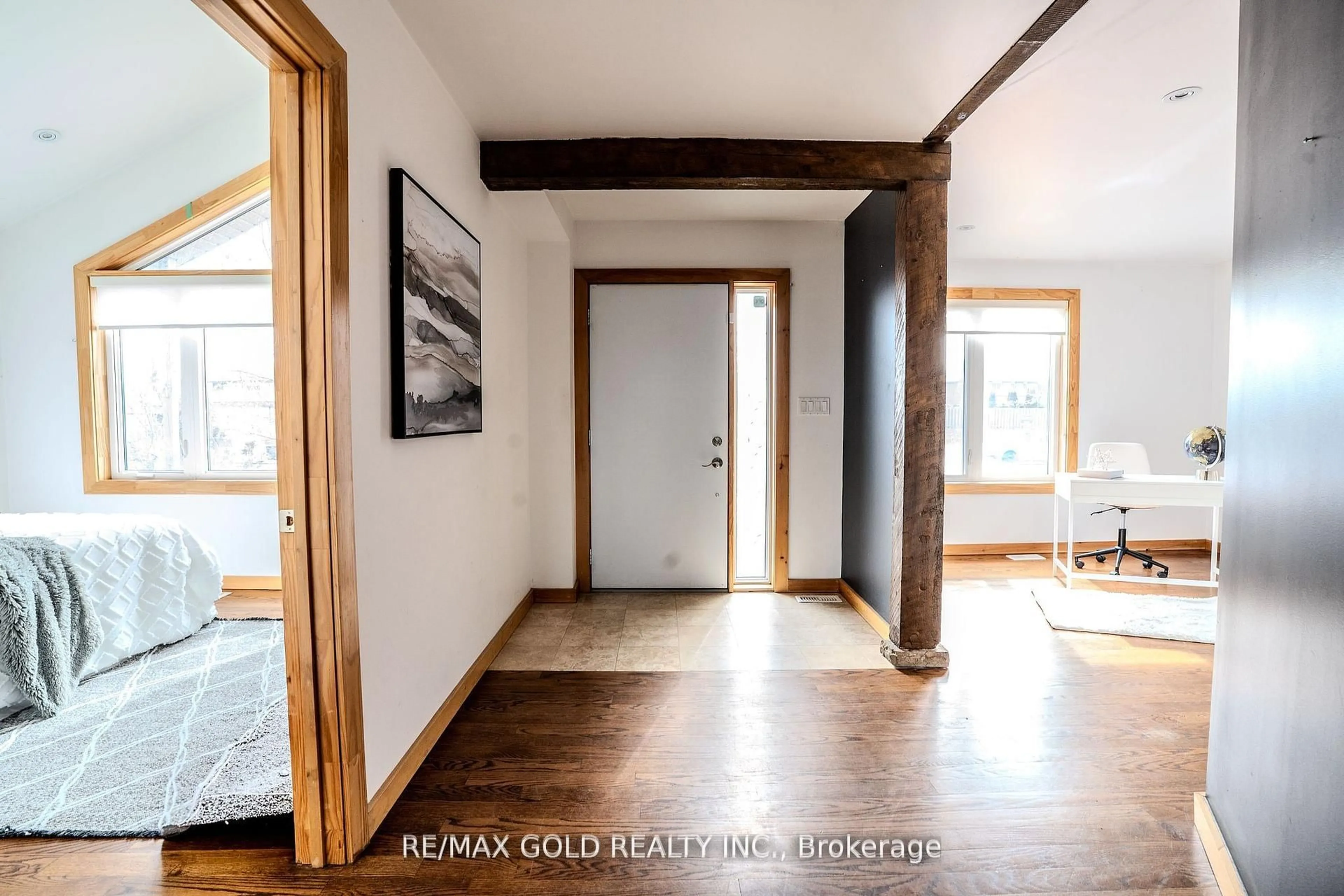 Indoor entryway for 3397 Cawthra Rd, Mississauga Ontario L5A 2X8