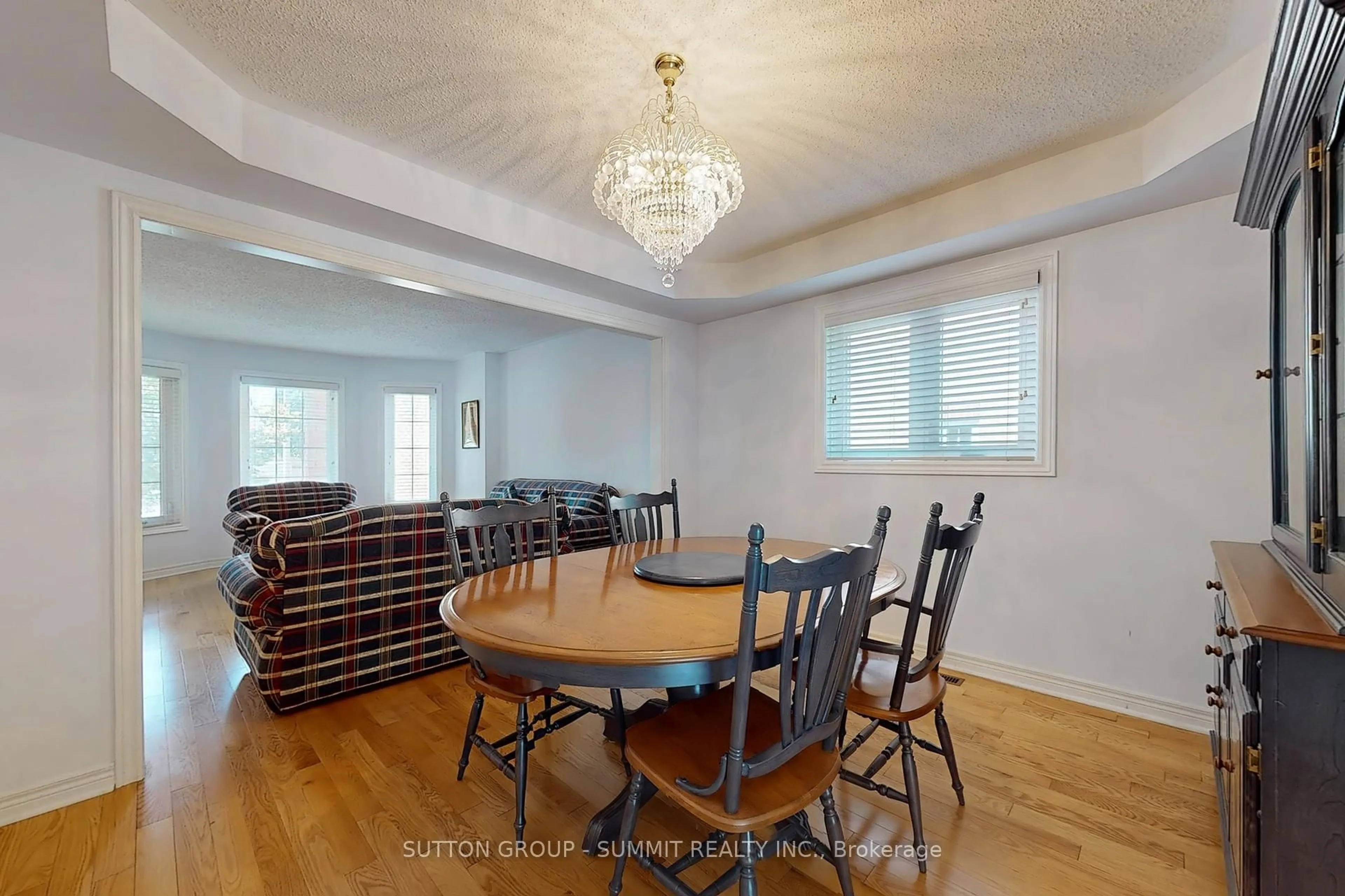 Dining room, wood/laminate floor for 5525 Fleur-De-Lis, Mississauga Ontario L5R 2Z6
