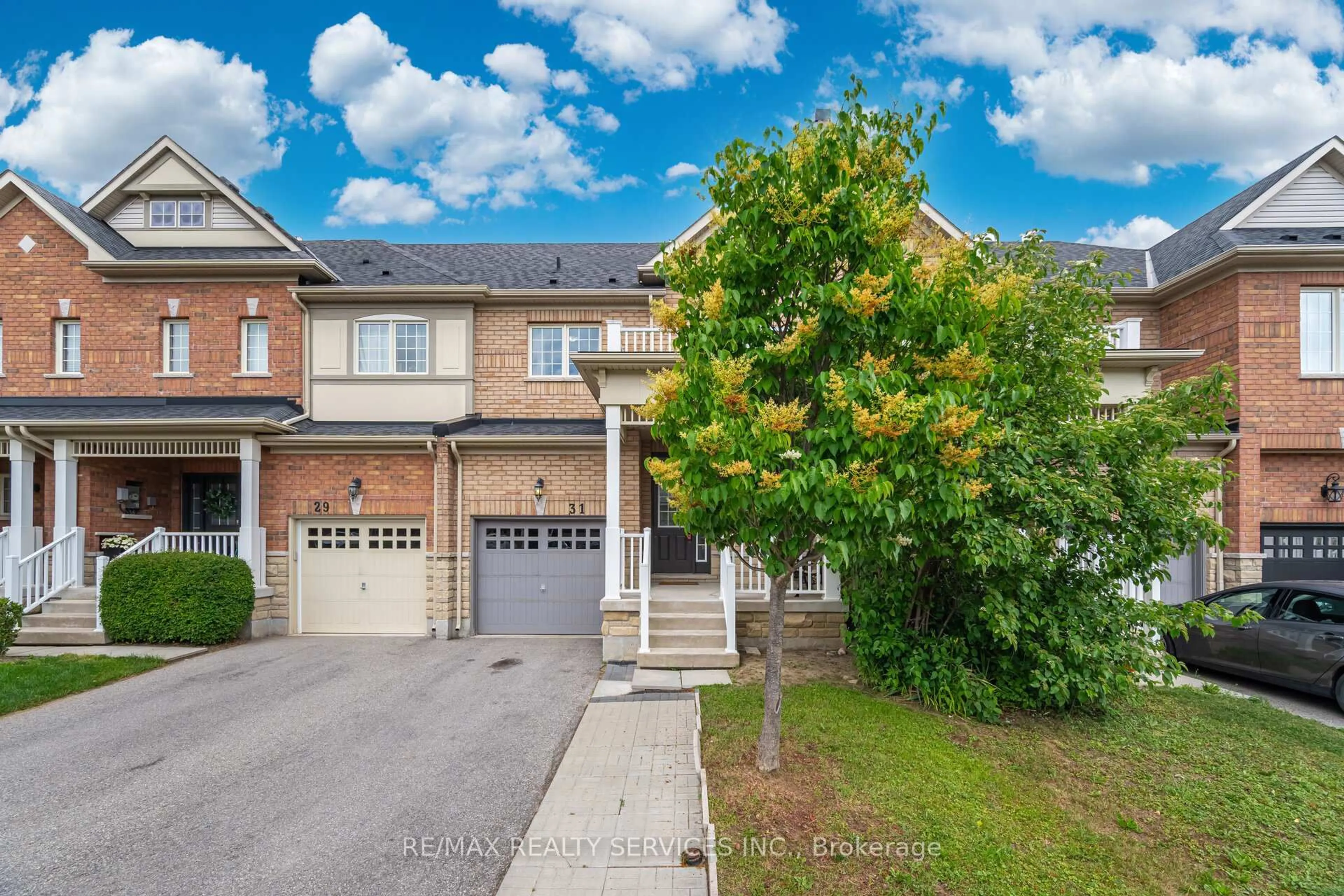 A pic from outside/outdoor area/front of a property/back of a property/a pic from drone, street for 31 Mccardy Crt, Caledon Ontario L7C 3W9