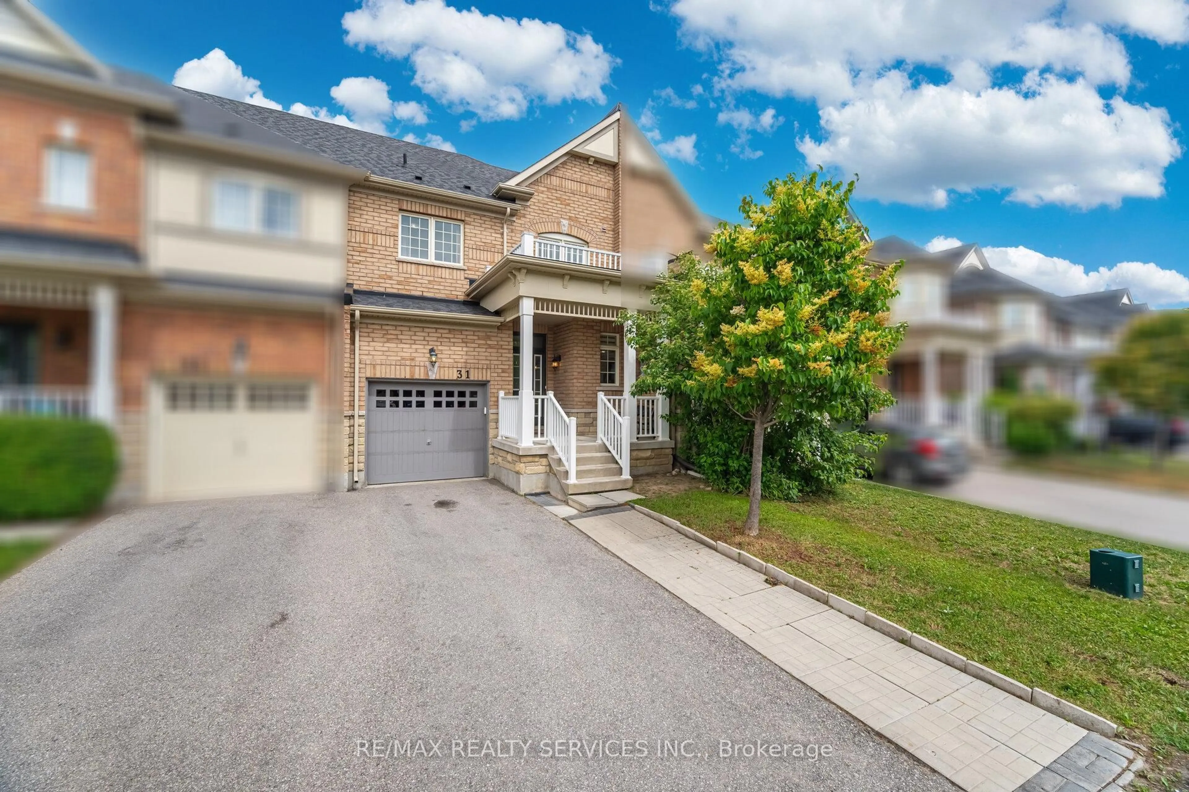 A pic from outside/outdoor area/front of a property/back of a property/a pic from drone, street for 31 Mccardy Crt, Caledon Ontario L7C 3W9