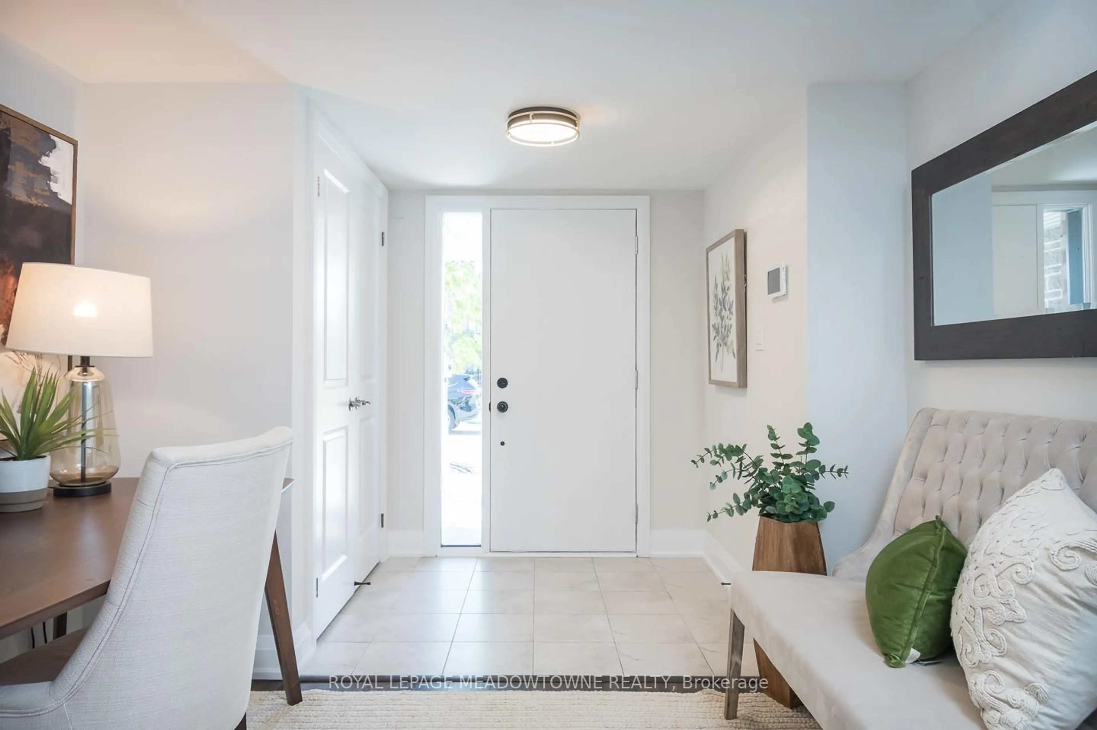 Indoor entryway for 2476 Badger Cres, Oakville Ontario L6M 5M1
