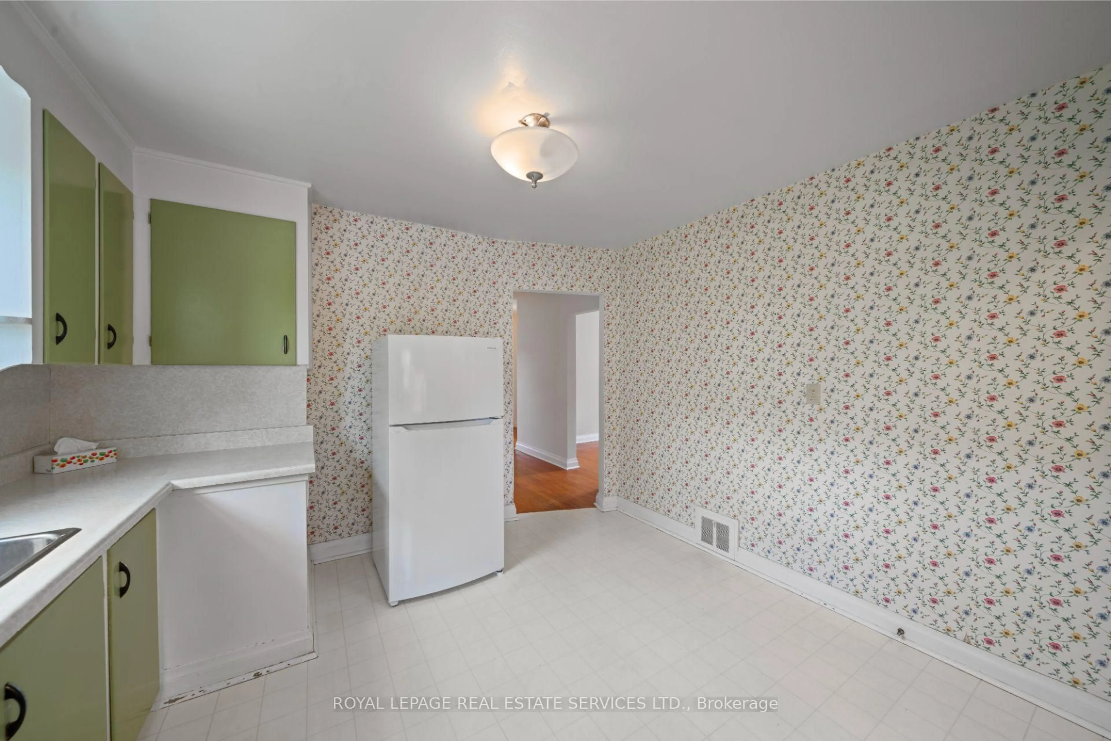 Unknown for 233 Sheldon Ave, Toronto Ontario M8W 4L8