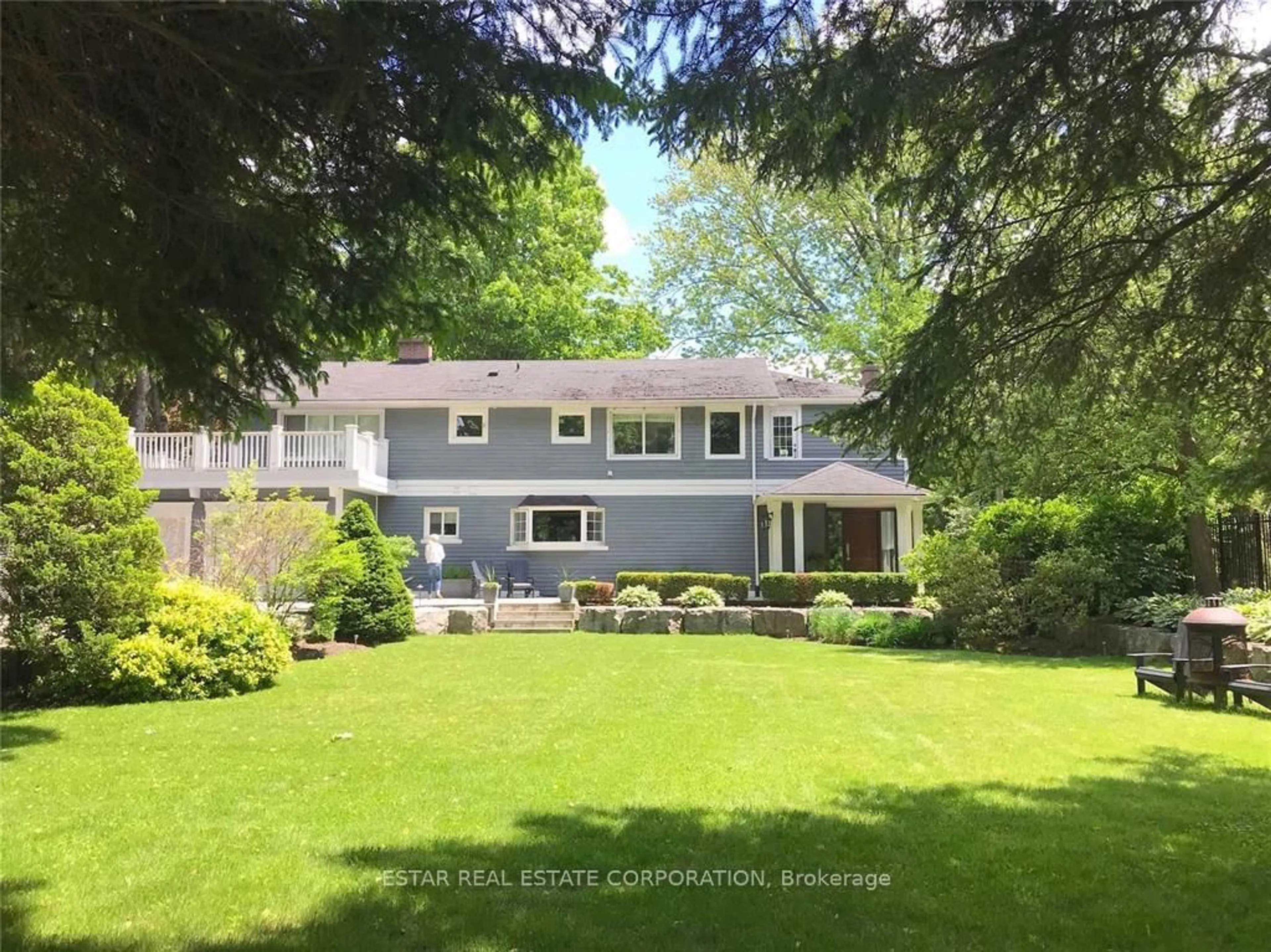 A pic from outside/outdoor area/front of a property/back of a property/a pic from drone, street for 1124 LAKESHORE Rd, Oakville Ontario L6J 1L2
